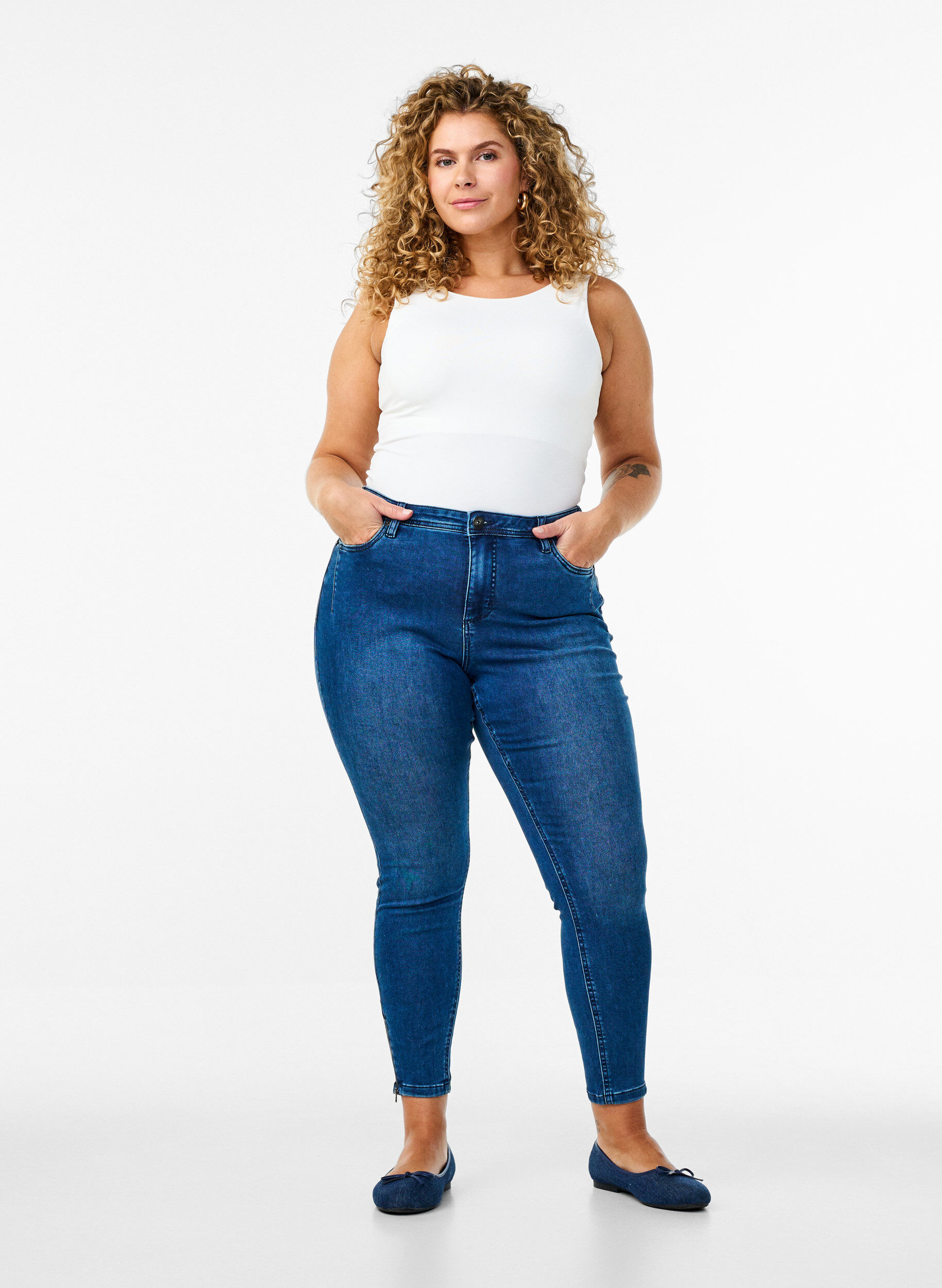 ZizziGecropte Amy jeans met ritssluiting details, Blauw, Model image number 0