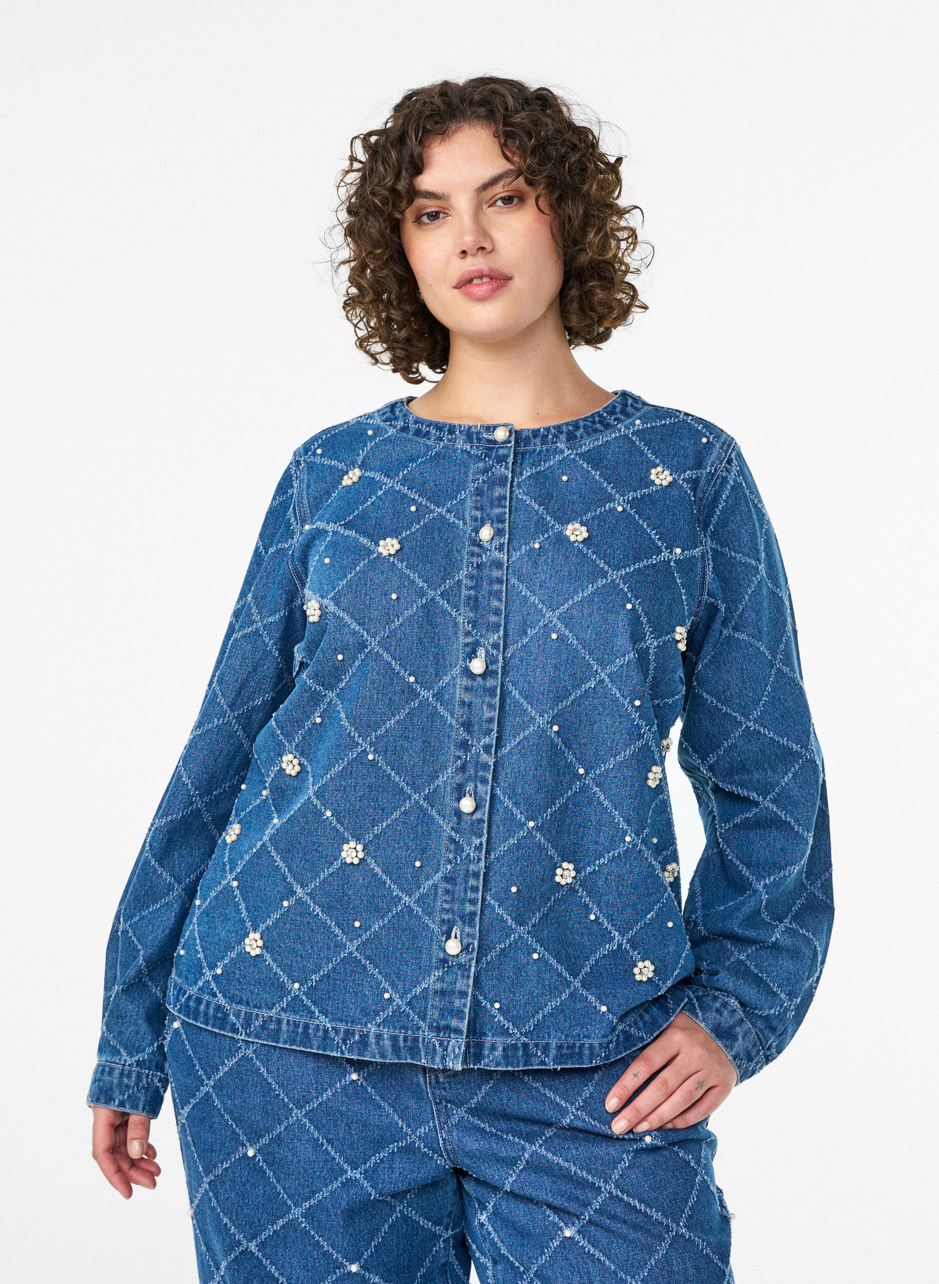 Denim blouse met destroyed patroon en pareldetails, Blauw, Model