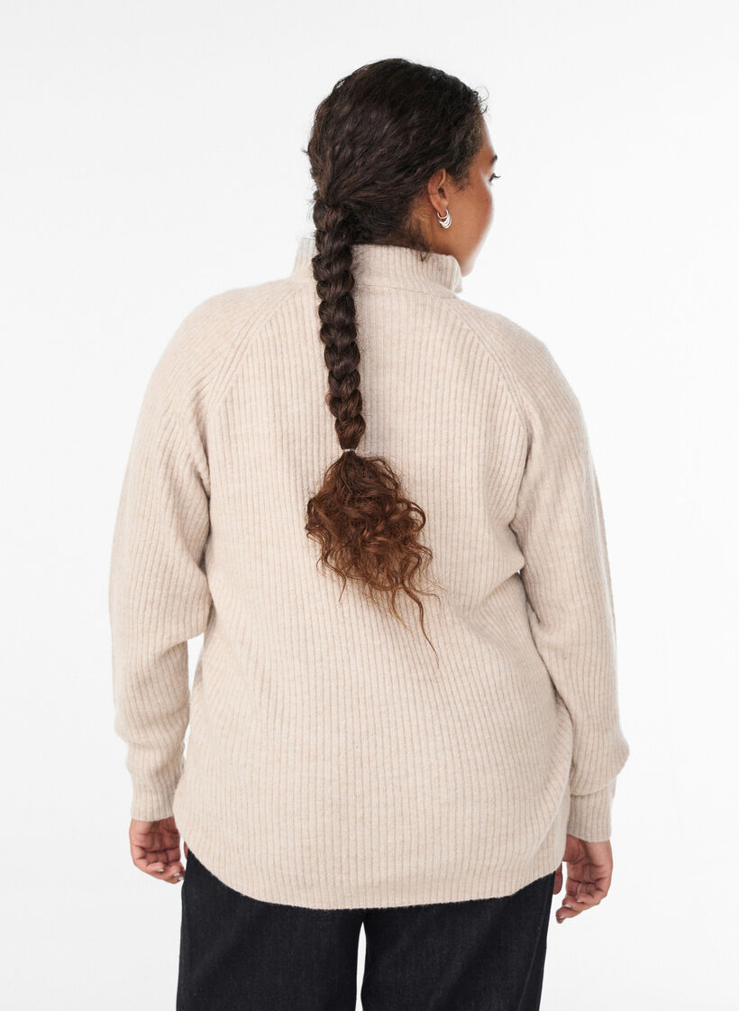 Gebreide trui met een hoge col en harlekijnpatroon, Beige, Model image number 2