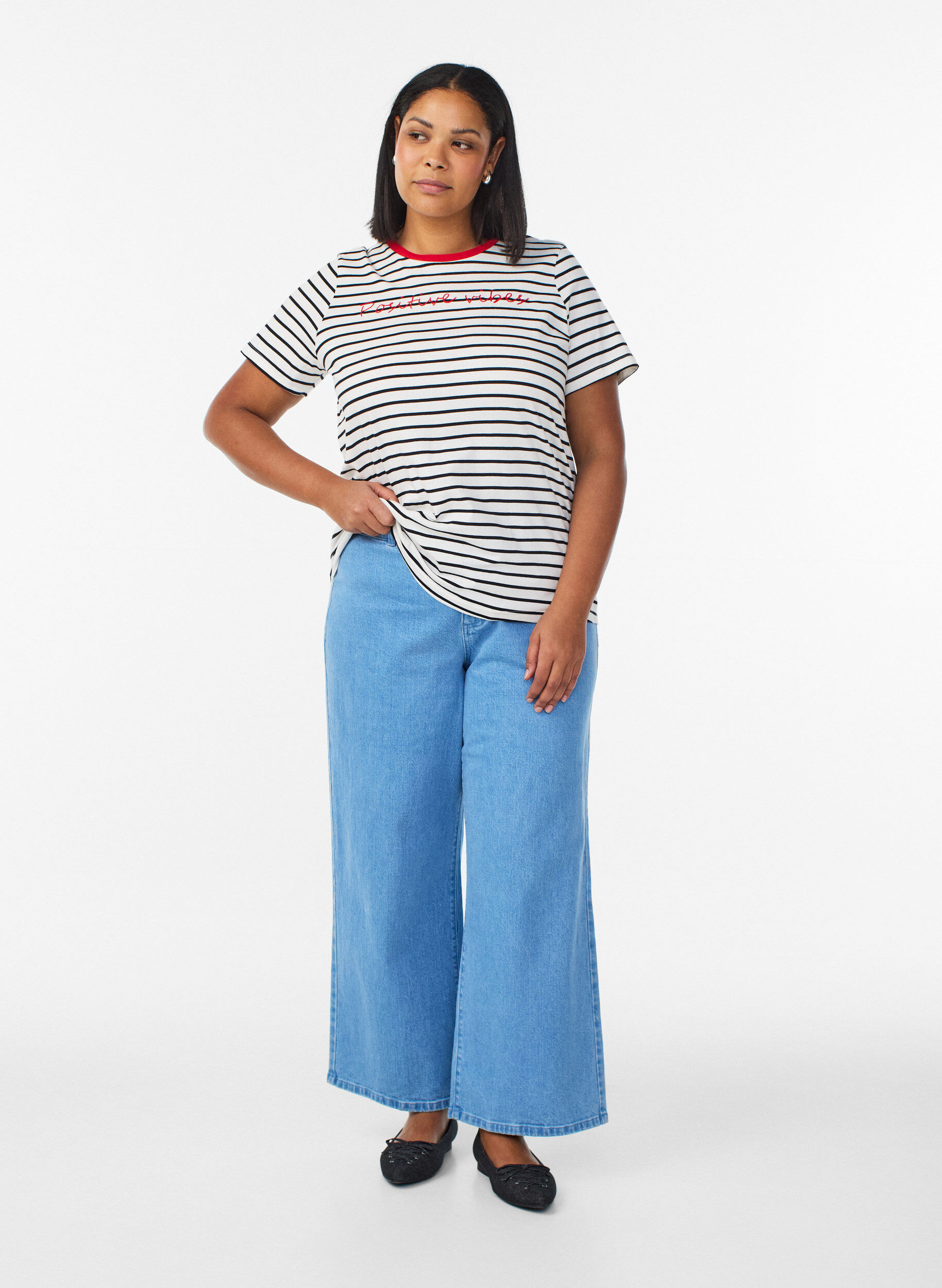 ZizziGestreept katoenen T-shirt met geborduurde tekst, Vanille, Model image number 1