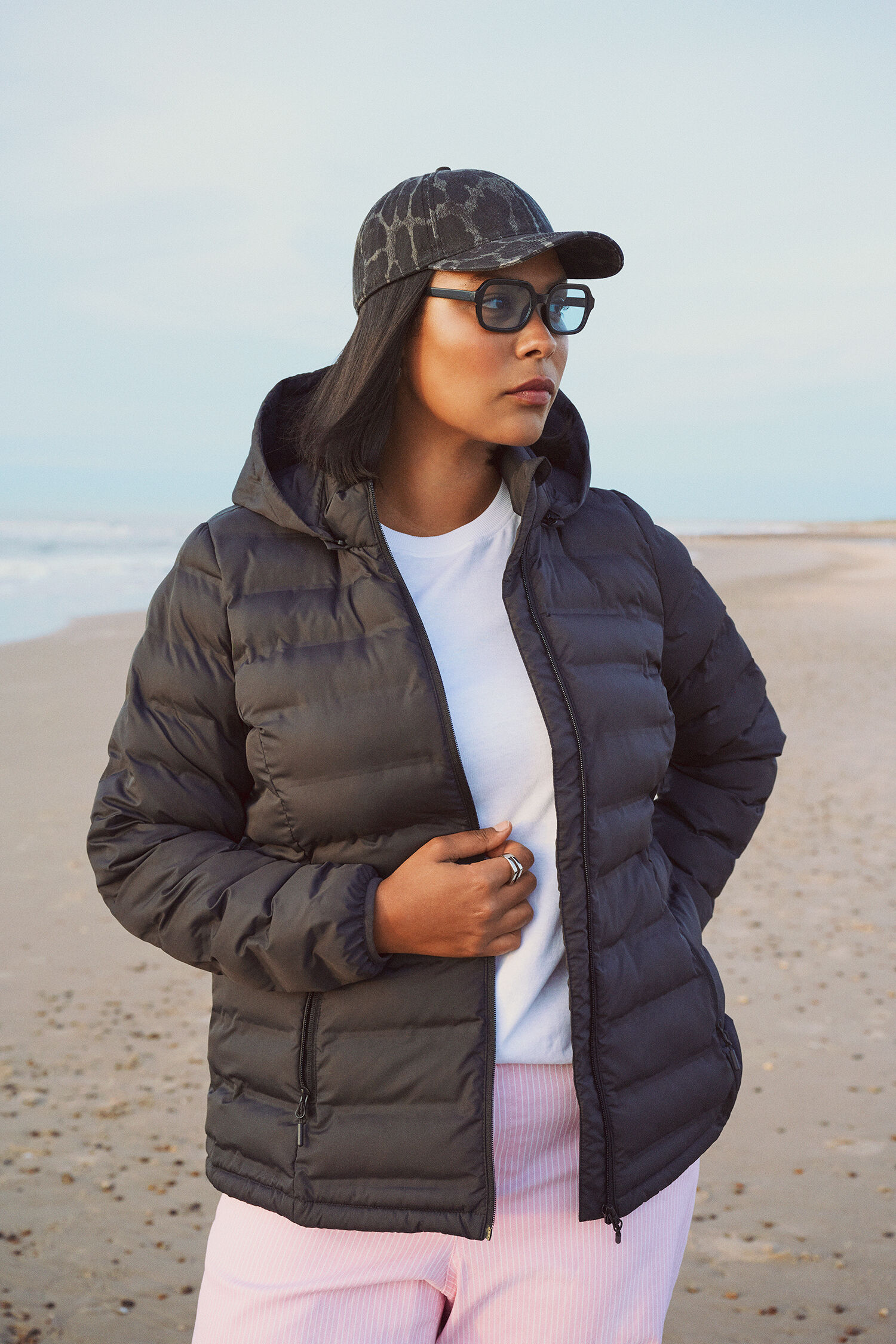 ZizziWaterafstotende zwarte lichtgewicht jas, , Model