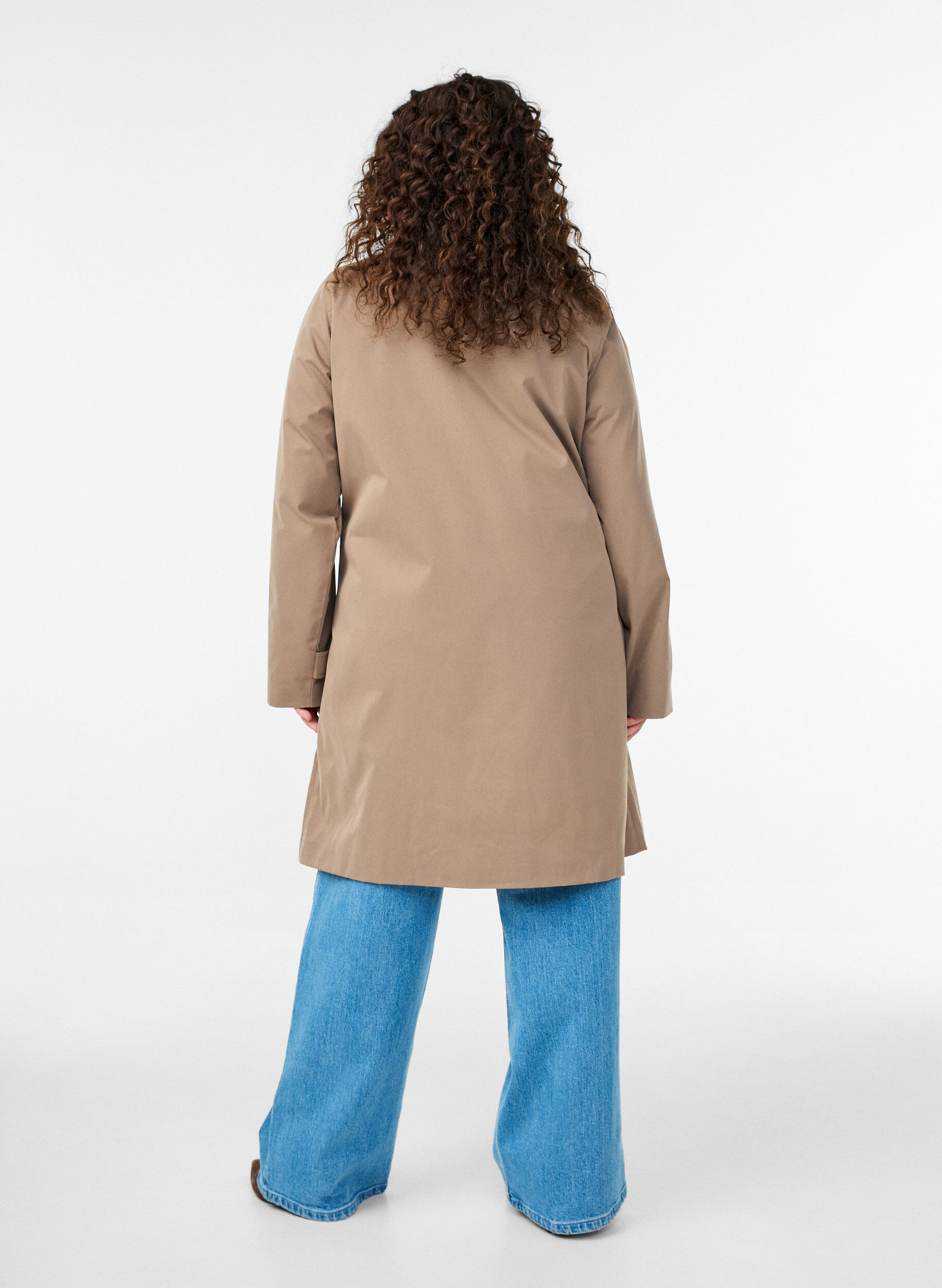 ZizziLentejas met imitatie su&egrave;de kraag en onzichtbare knoopsluiting, Beige, Model image number 1