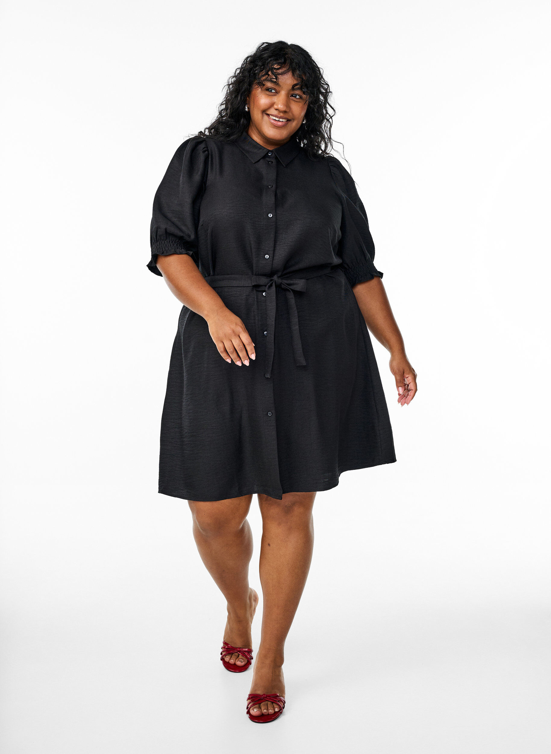 Knielange overhemdjurk met strikceintuur, Zwart, Model