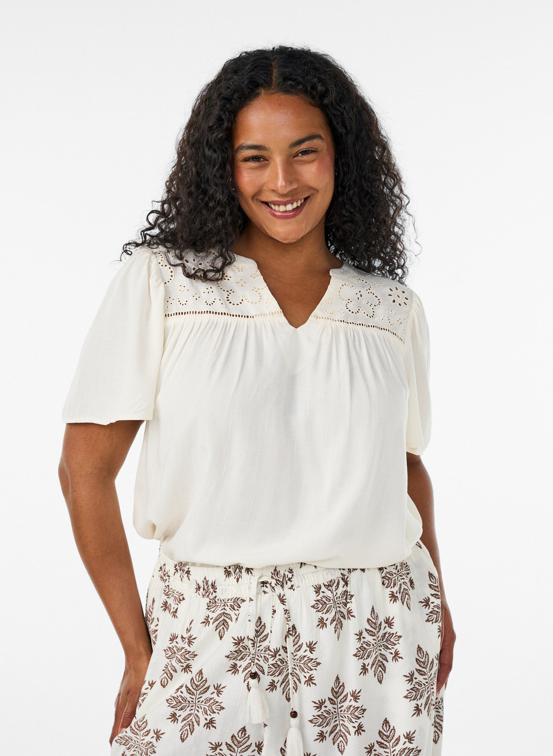 Blouse in viscose met broderie anglaise, Beige, Model