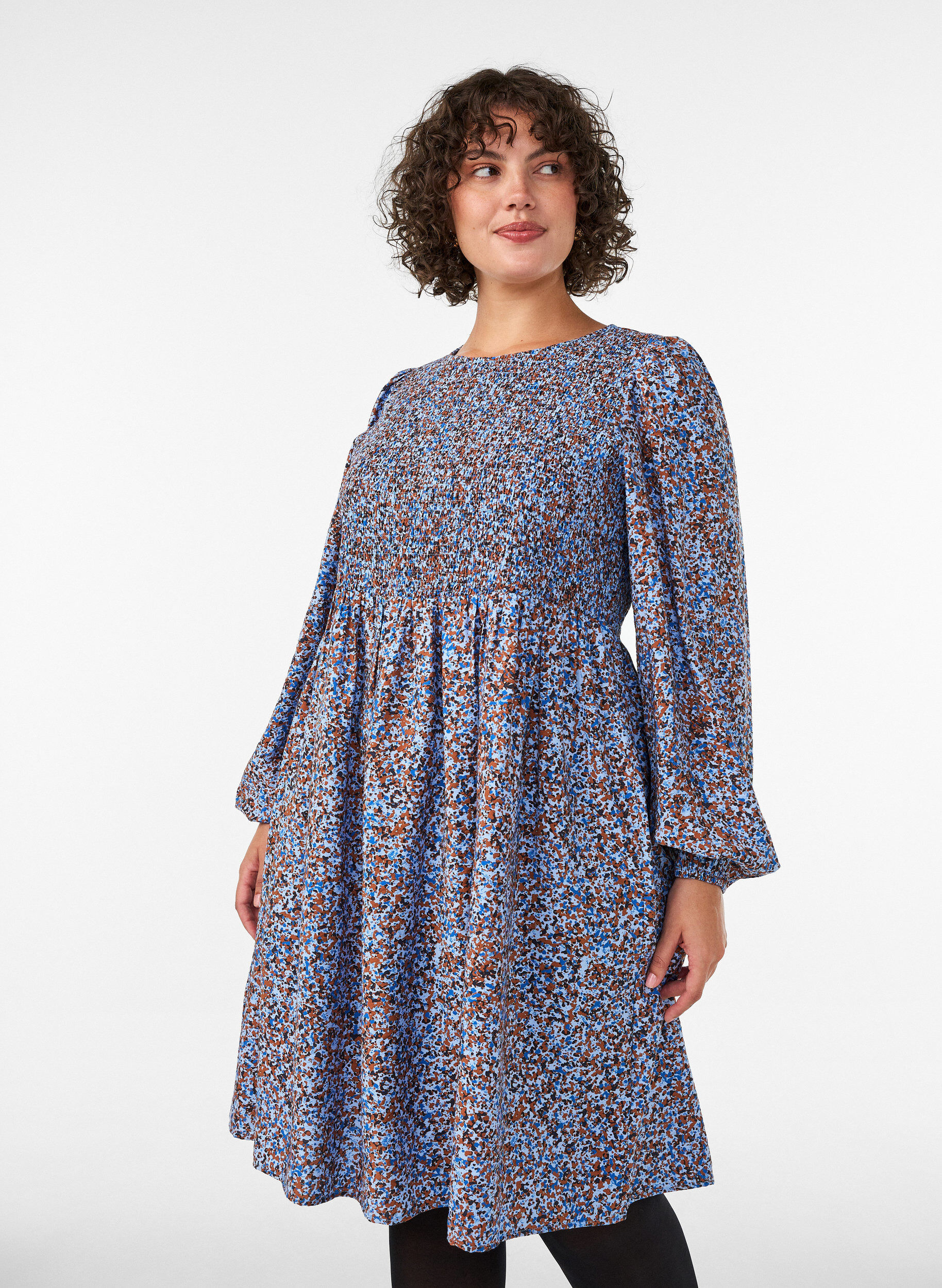 Viscose jurk met smock en een all-over patroon, Blauw, Model