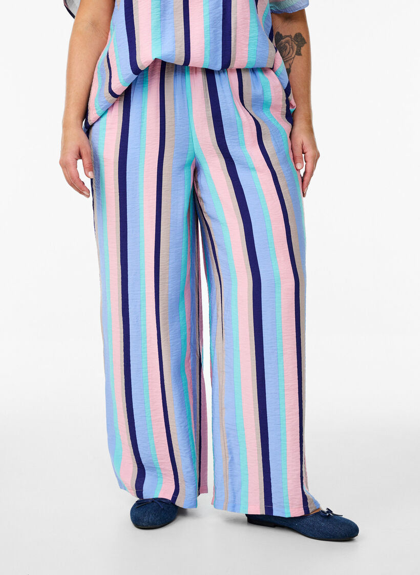 Losse viscose broek met strepen, Pastel stripe, Model