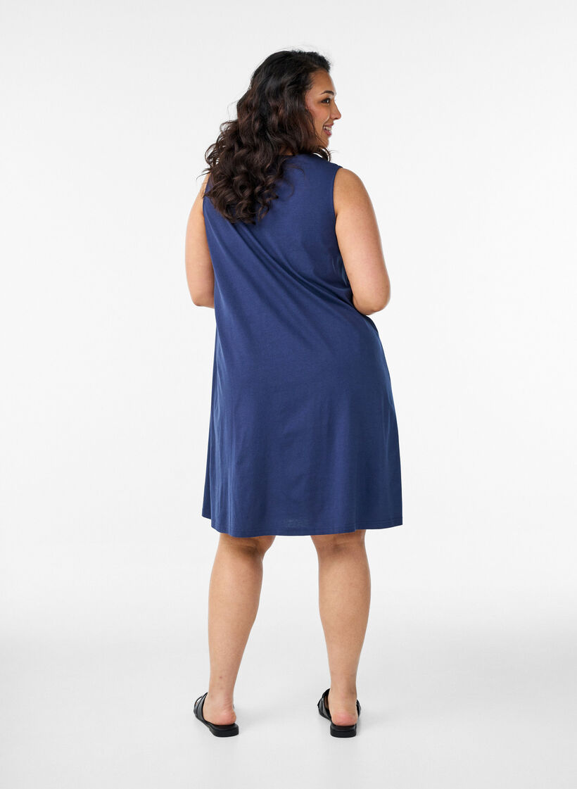 Robe &eacute;vas&eacute;e sans manches, Bleu, Model image number 2