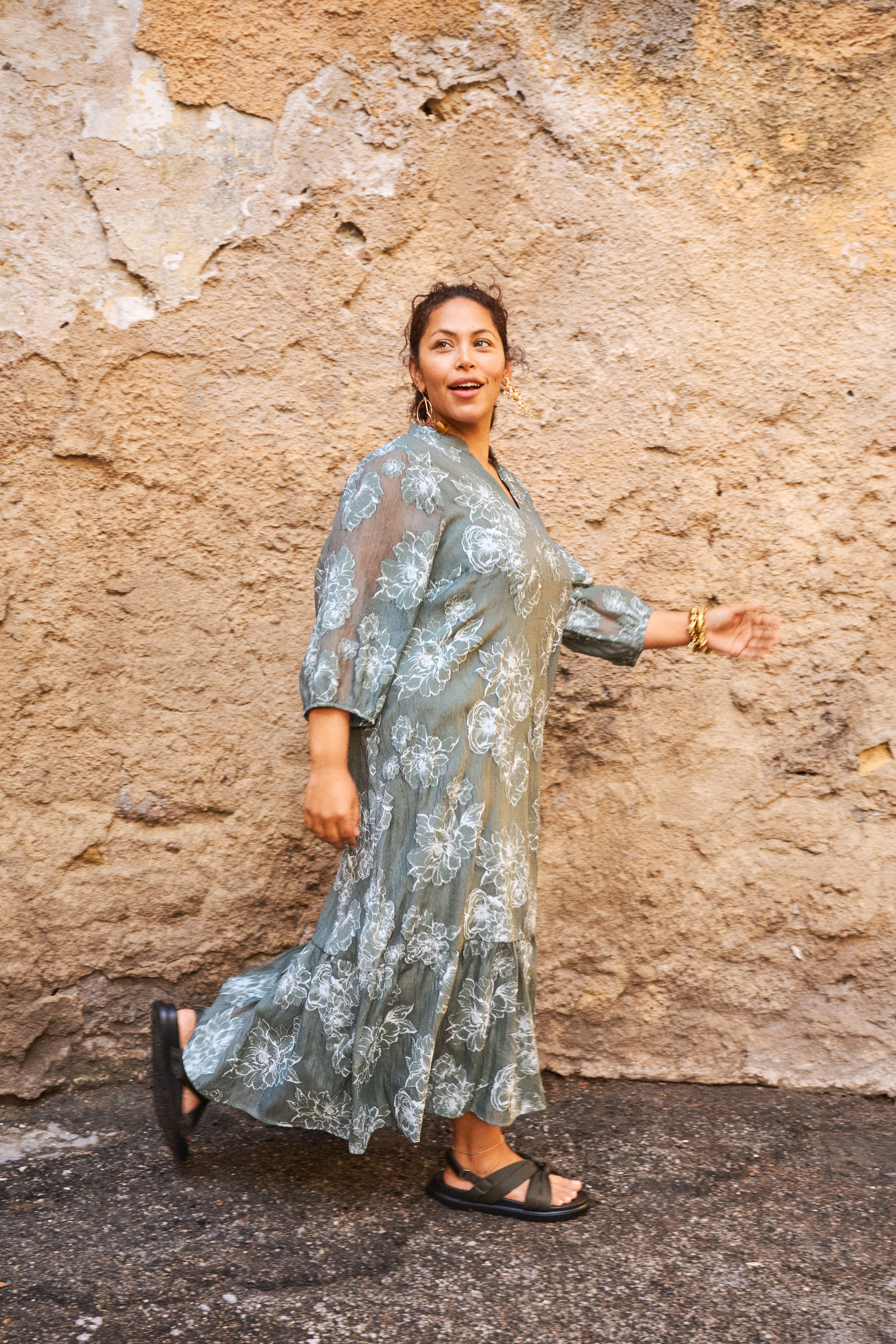 Groene midijurk met bloemenpatronen, , Model