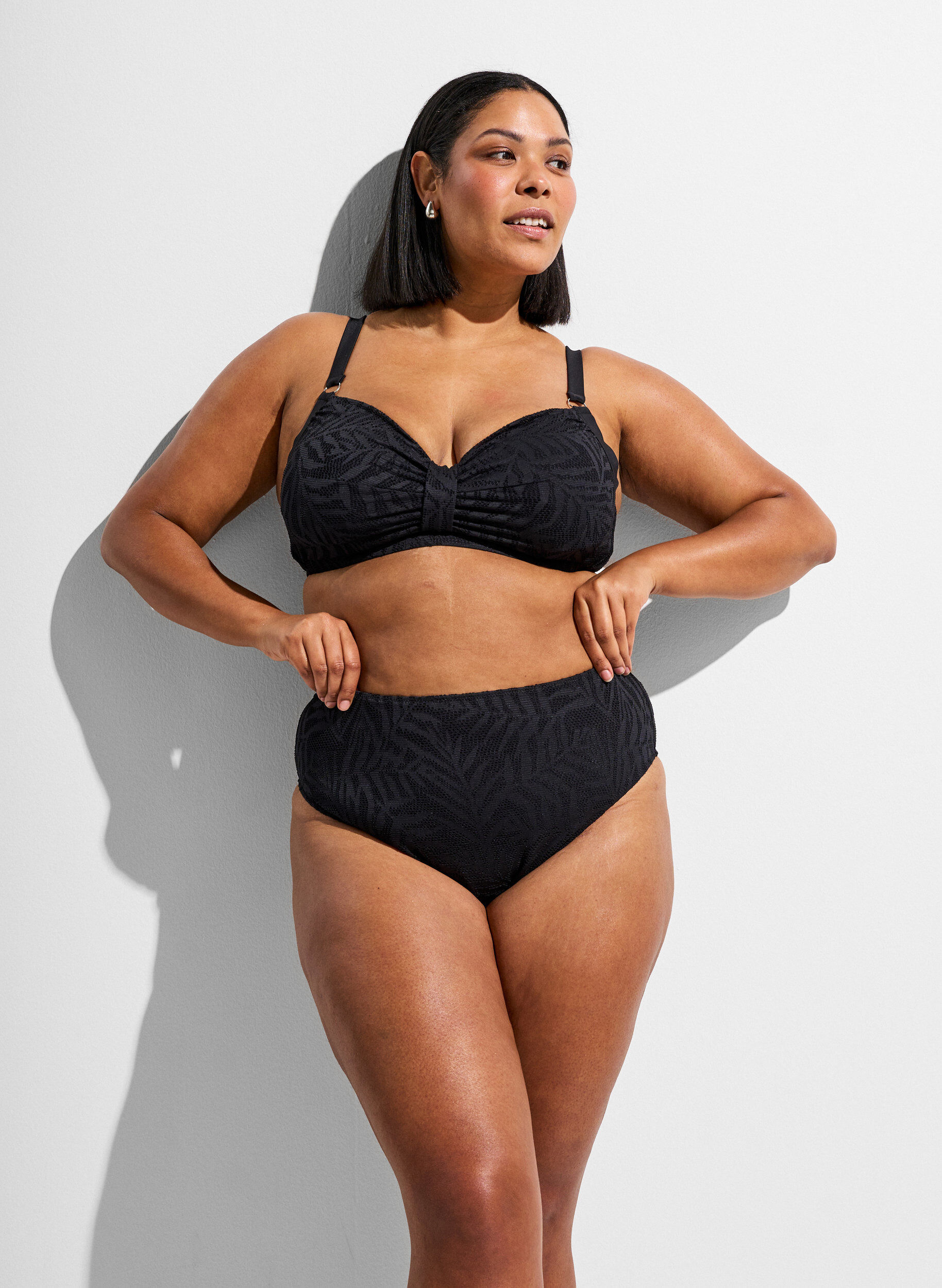 Braziliaanse bikinislip in gestructureerd mesh, Zwart, Model