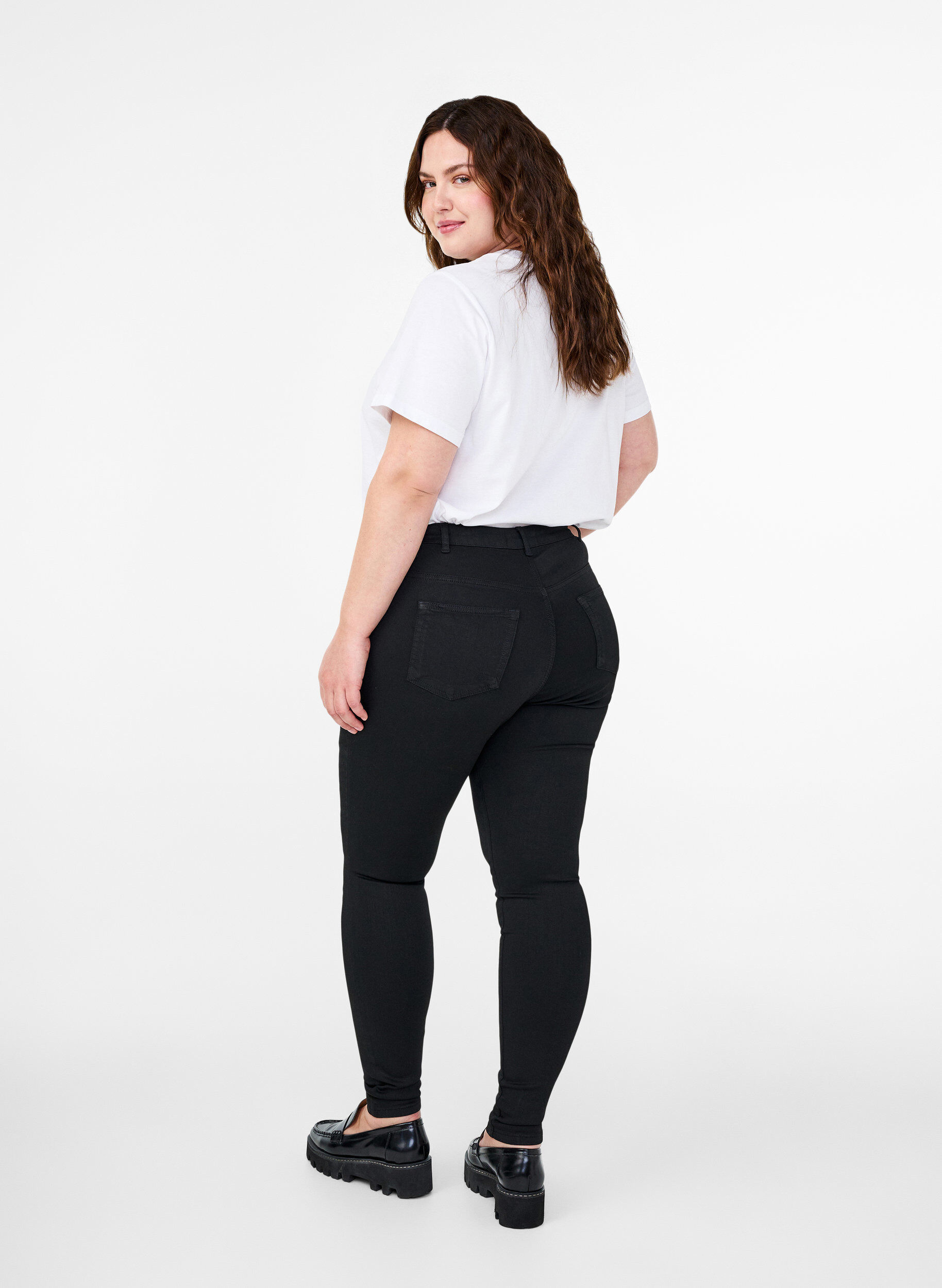 ZizziJeans Amy taille haute, &eacute;clat de la couleur noire garanti, Noir, Model image number 1