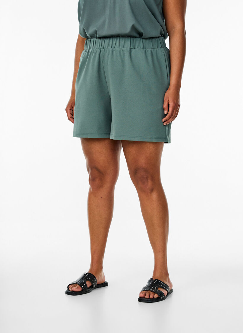 Shorts amples avec des poches, Vert fonc&eacute;, Model image number 2