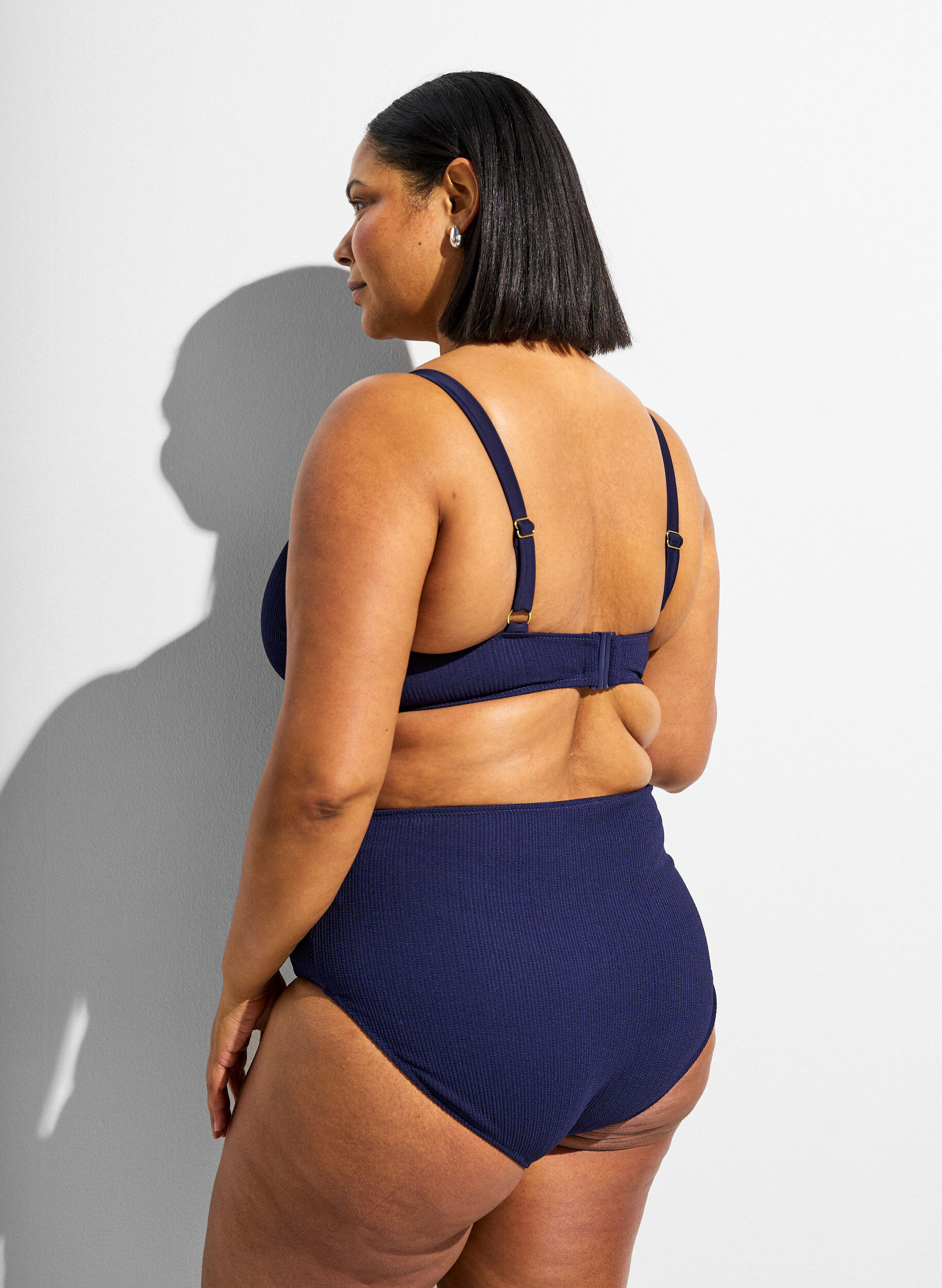 Zizzi Bas de bikini taille haute textur&eacute;, Bleu, Model image number 1