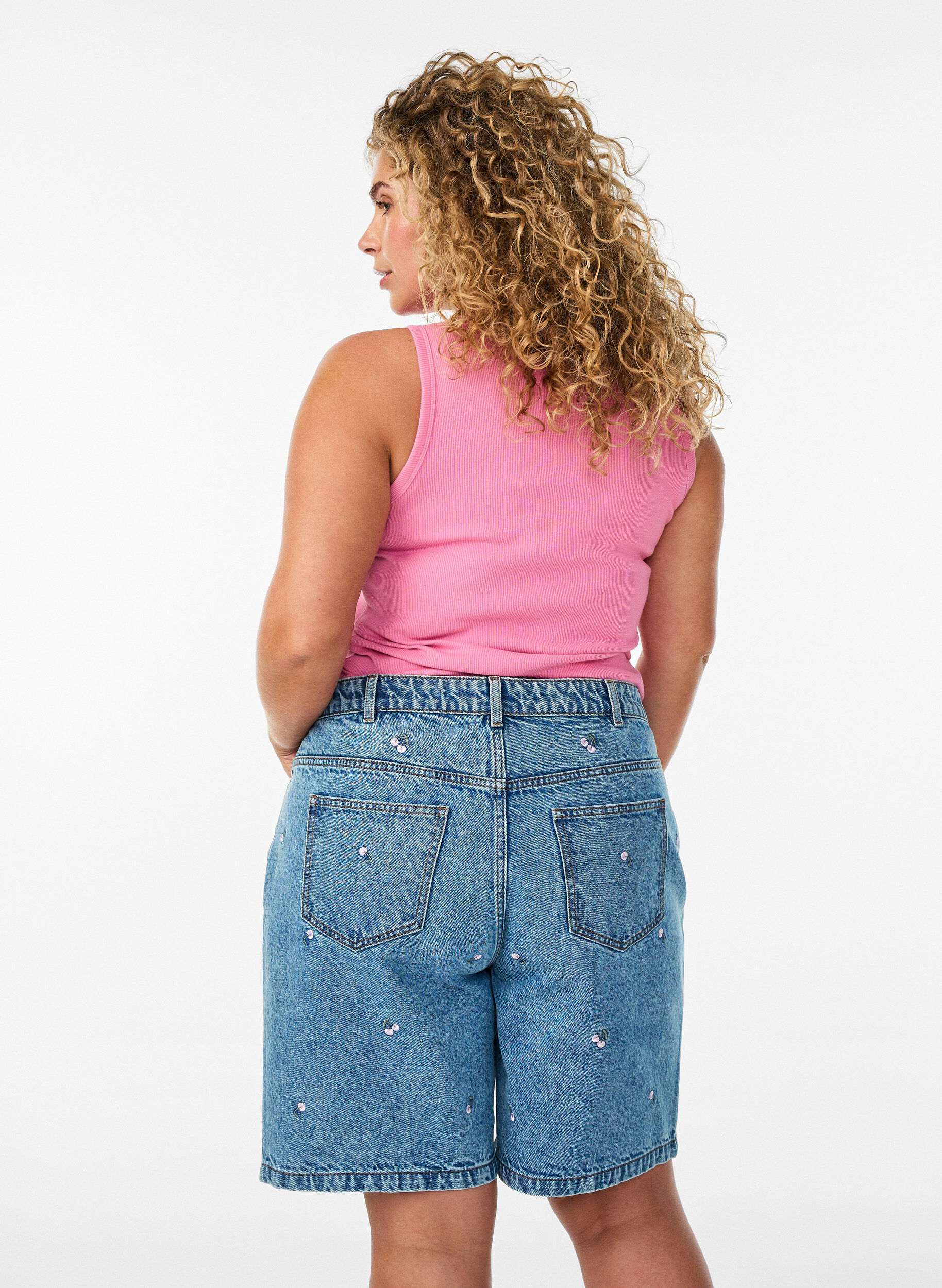 Zizzi Short en jean taille haute avec des motifs brod&eacute;s, Bleu, Model image number 2