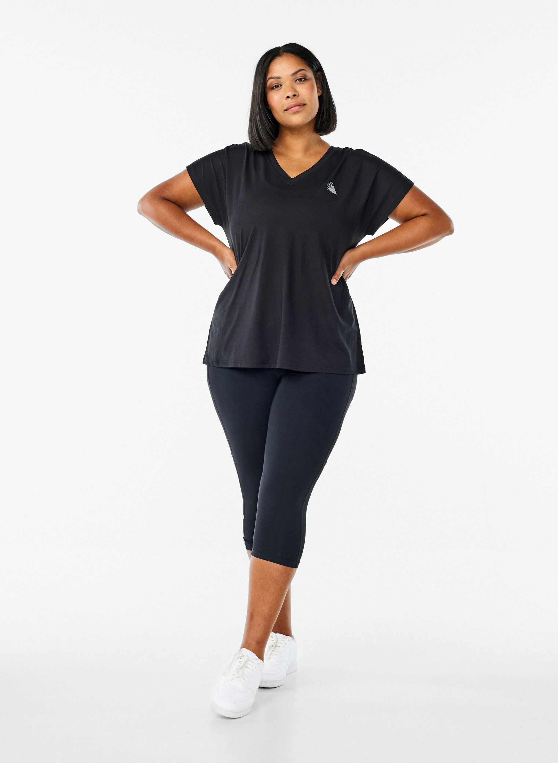 Zizzi T-shirt d&rsquo;entra&icirc;nement ample avec col en V, Noir, Model image number 1