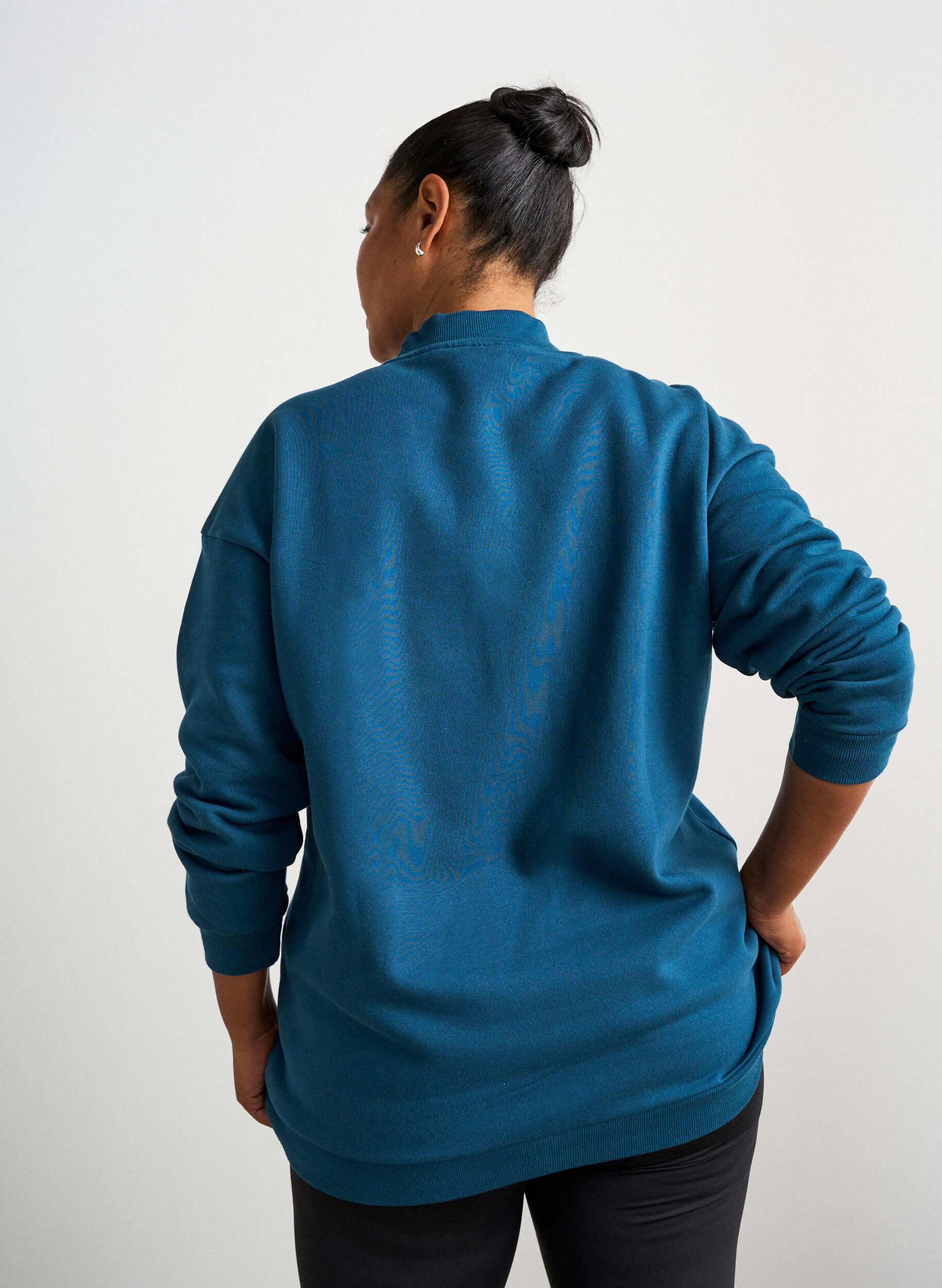 ZizziLang sweatshirt met hoge hals en geborduurde tekst, Blauw, Model image number 2