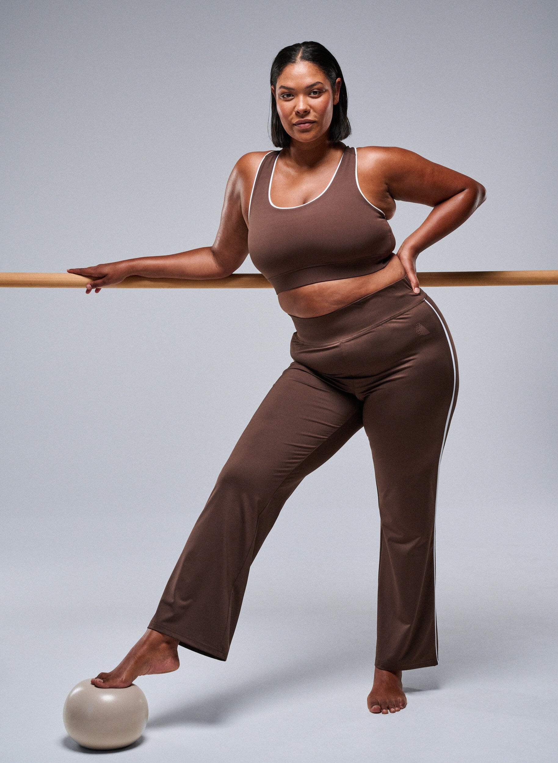 ZizziUitlopende workoutbroek met contrasterende biezen, Bruin, Image image number 0