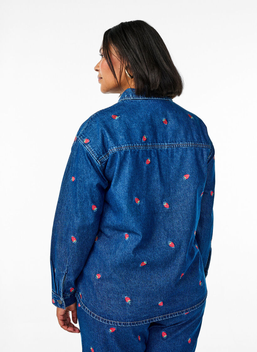 Denim shirt met geborduurde aardbeien, B. D. Strawberries, Model