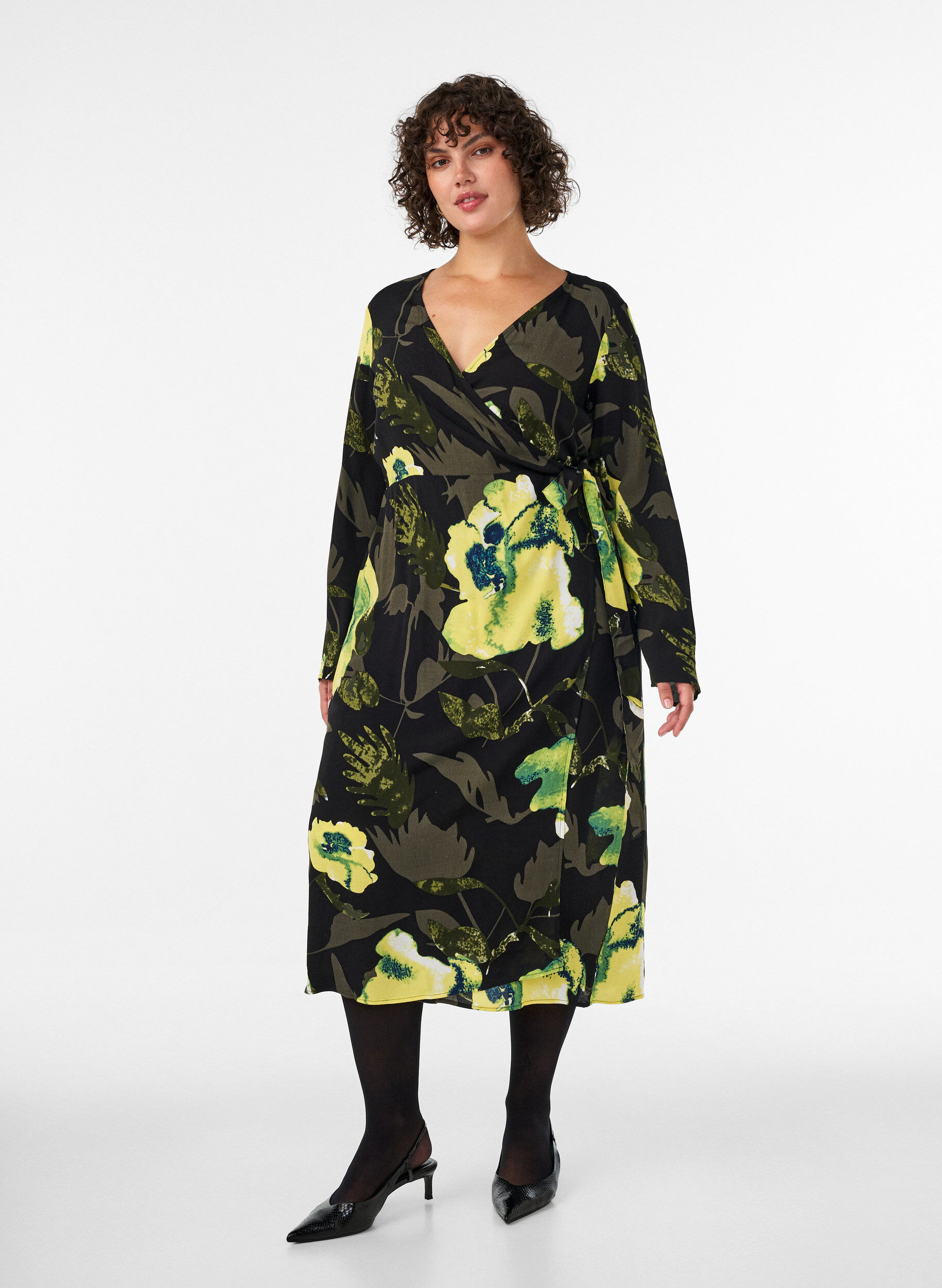 Bloemen wikkeljurk in viscose met een strikceintuur, Zwart, Model
