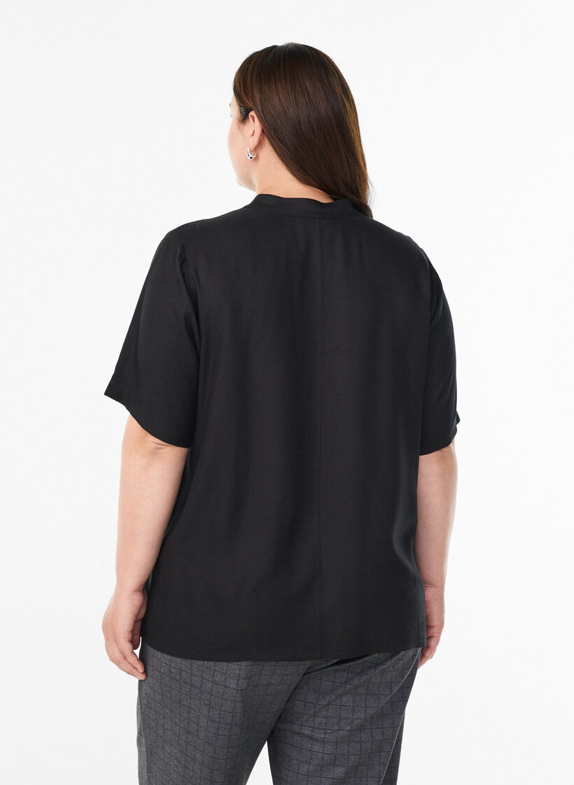 Blouse met korte mouwen en diagonale knoopsluiting, Zwart, Model