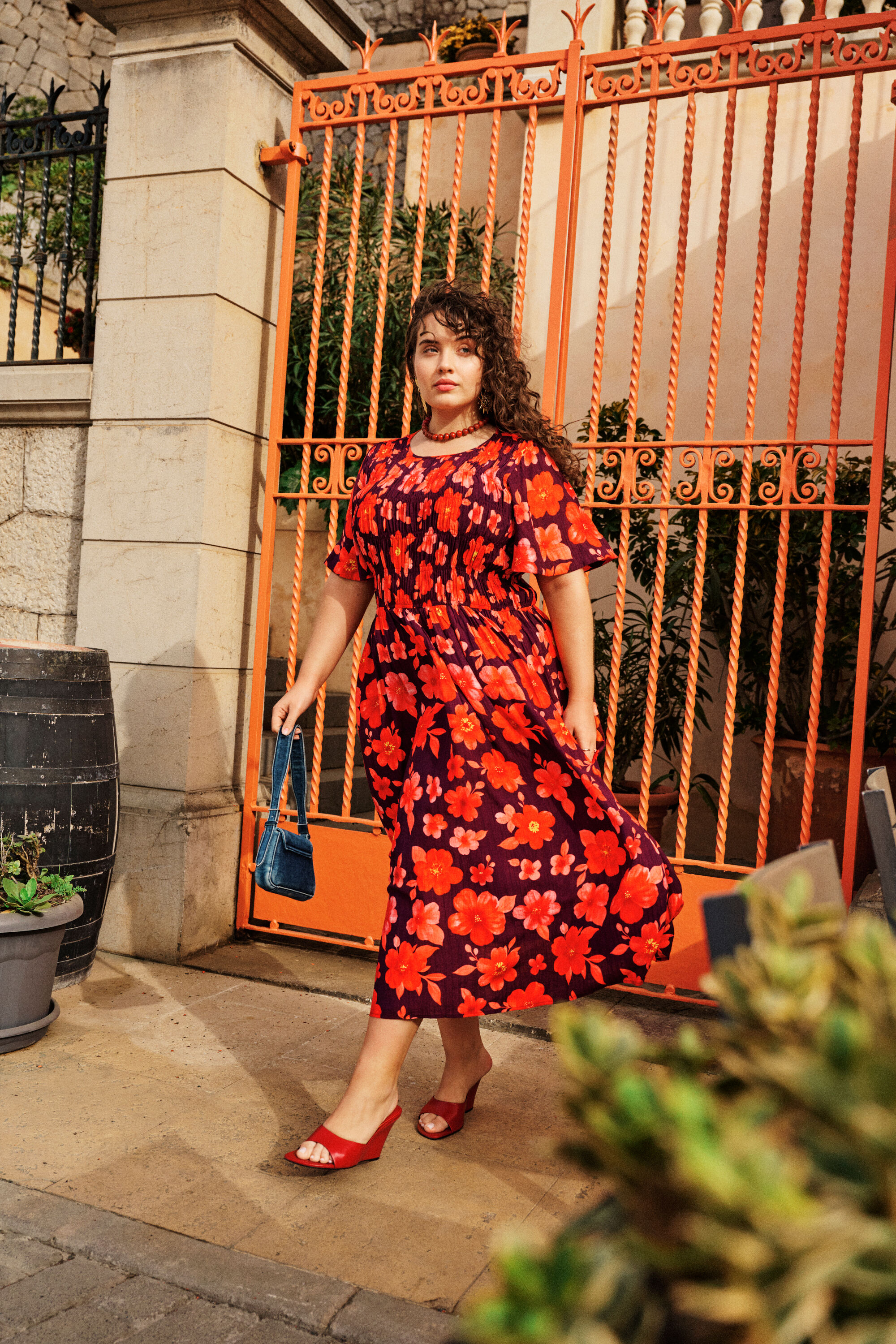 Bloemige elegantie in rood, , Model