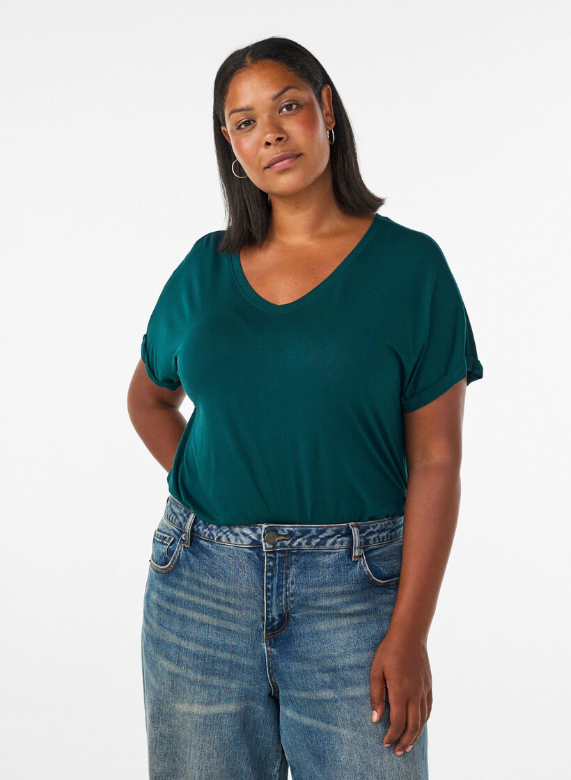 Basic T-shirt met V-hals van viscose, Groen, Model image number 0