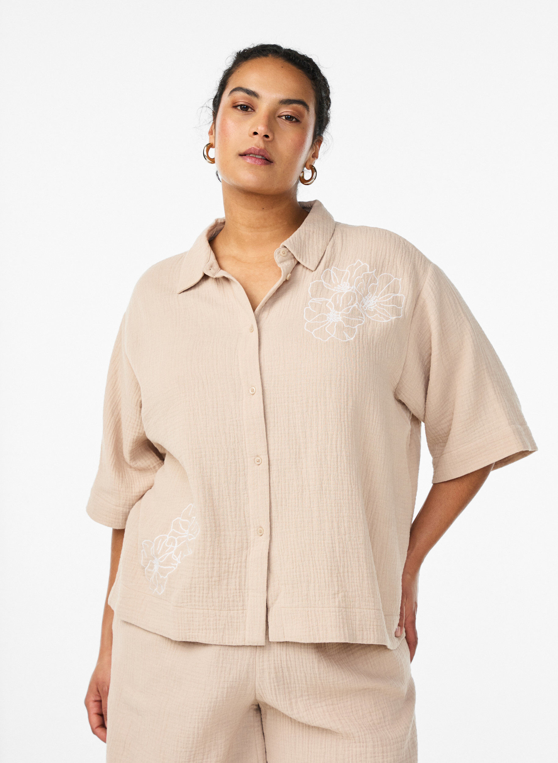 Katoenen mousseline shirt met geborduurde details, Beige, Model