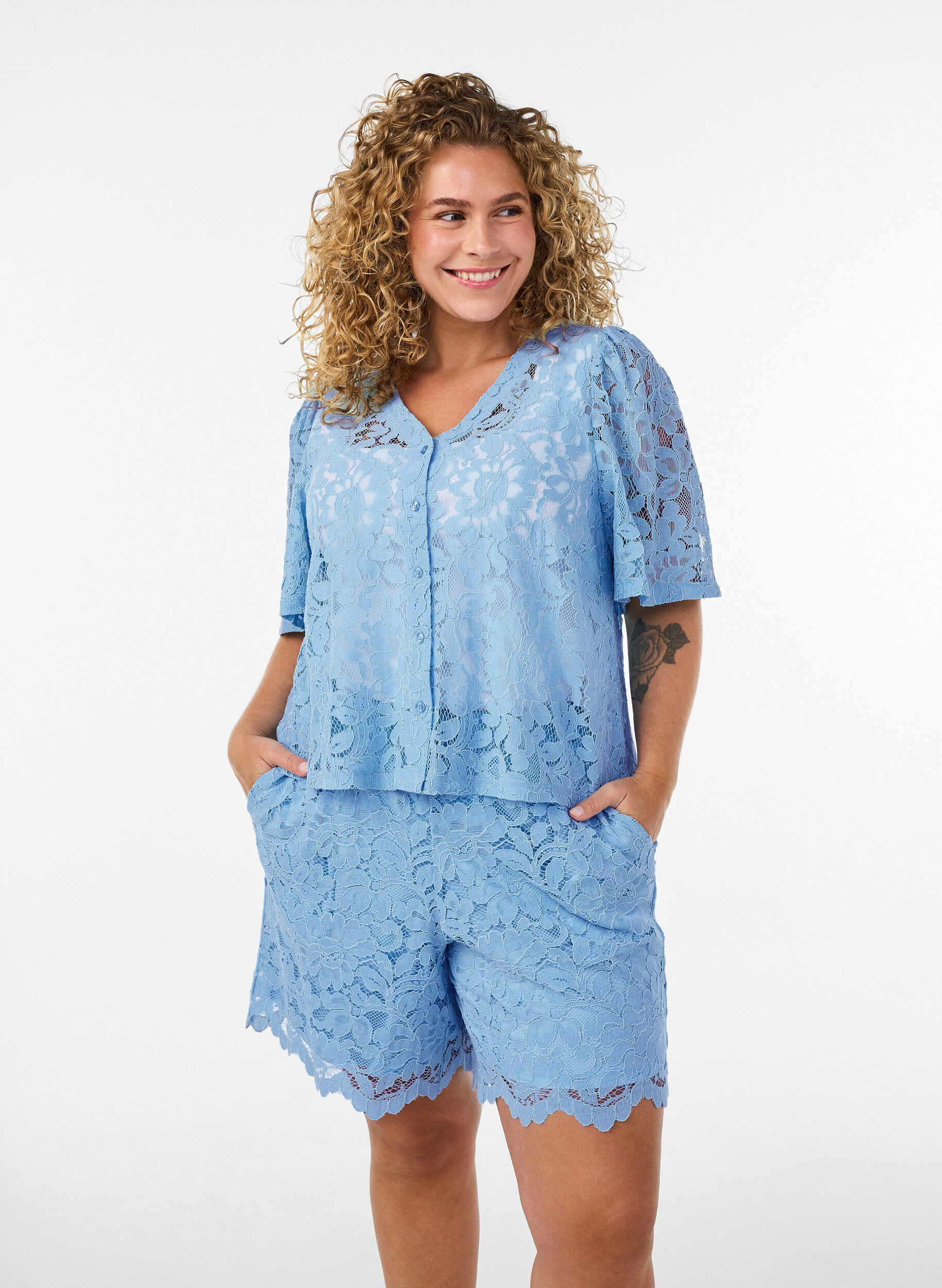 Kanten blouse met korte mouwen en V-hals, Blauw, Model