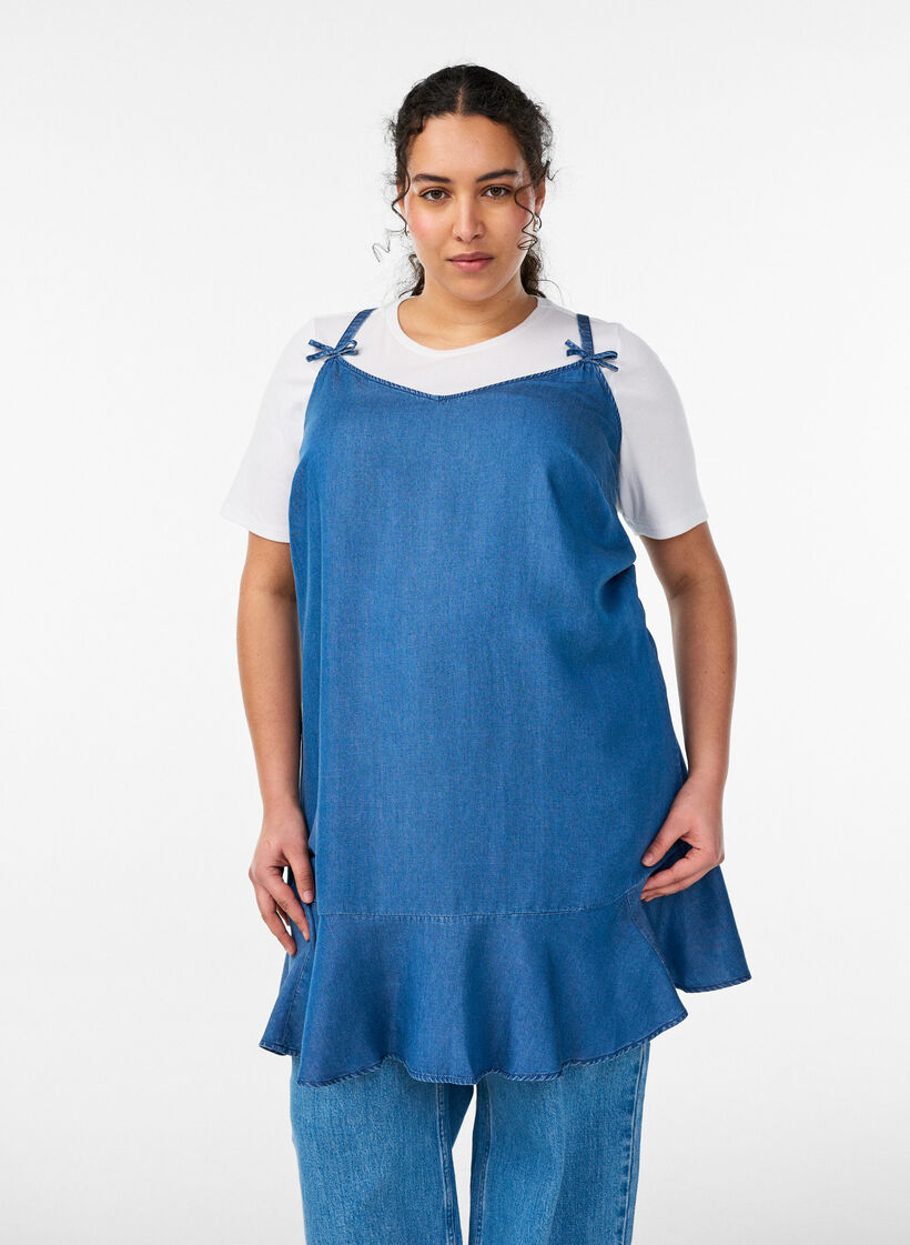 Knielange jurk met bandjes in TENCEL&trade; Lyocell met een denimlook, Blauw, Model