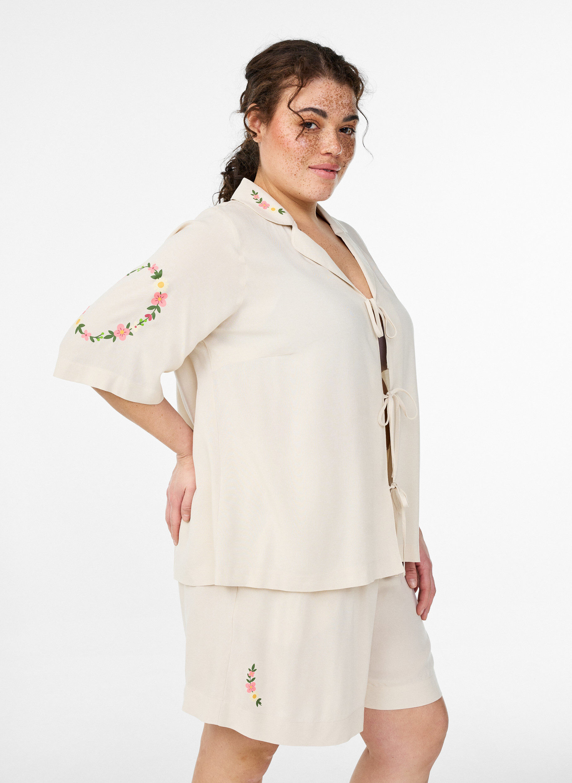 Losse pyjamashorts in viscose met een high waist, Beige, Model