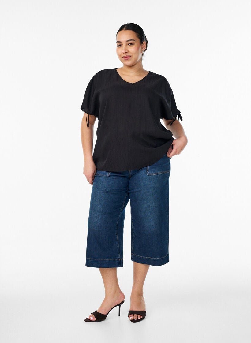 Blouse en viscose avec manches fronc&eacute;es, Noir, Model image number 1