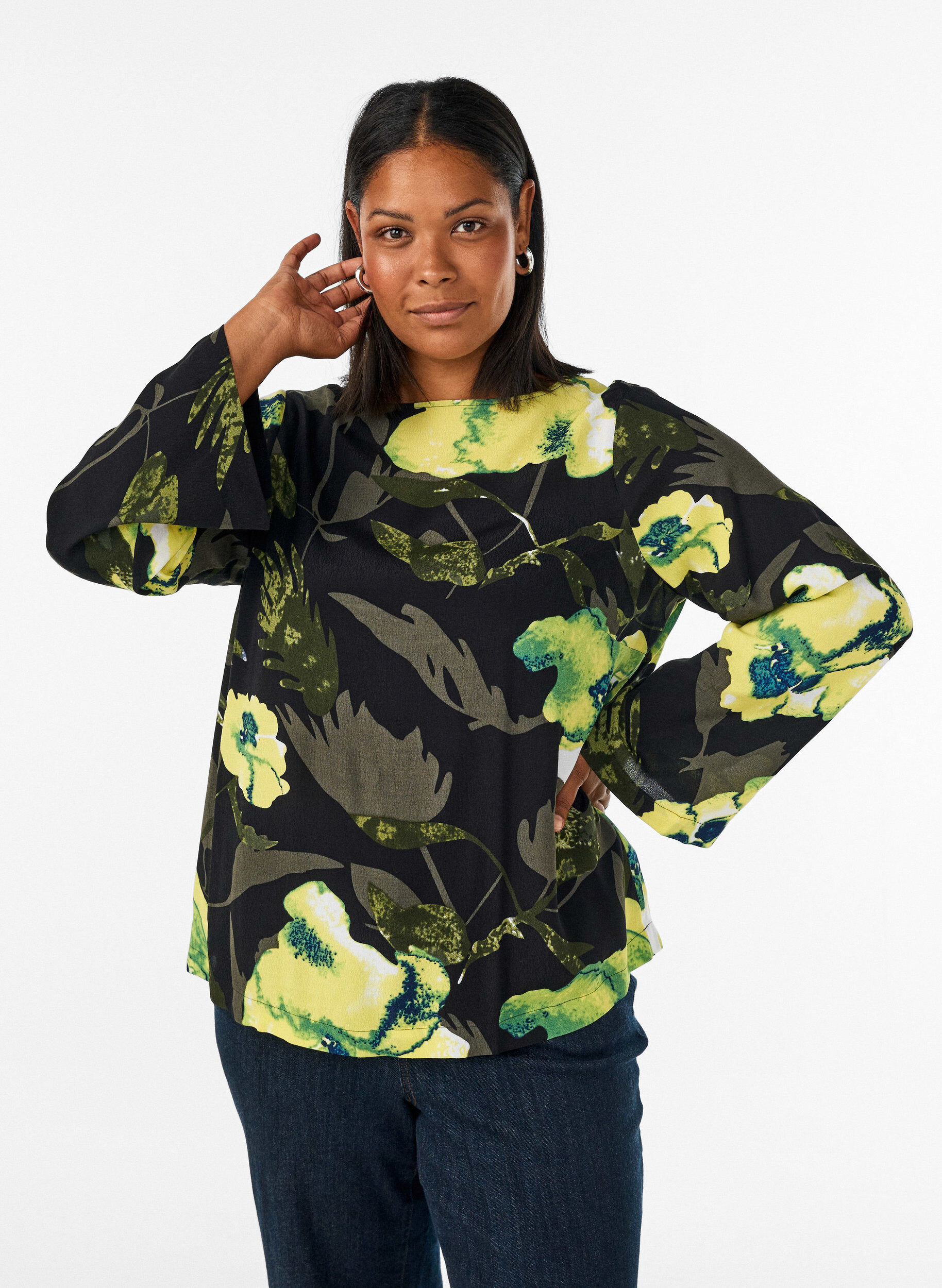 Blouse met bloemenprint, boothals en wijde mouwen, Zwart, Model