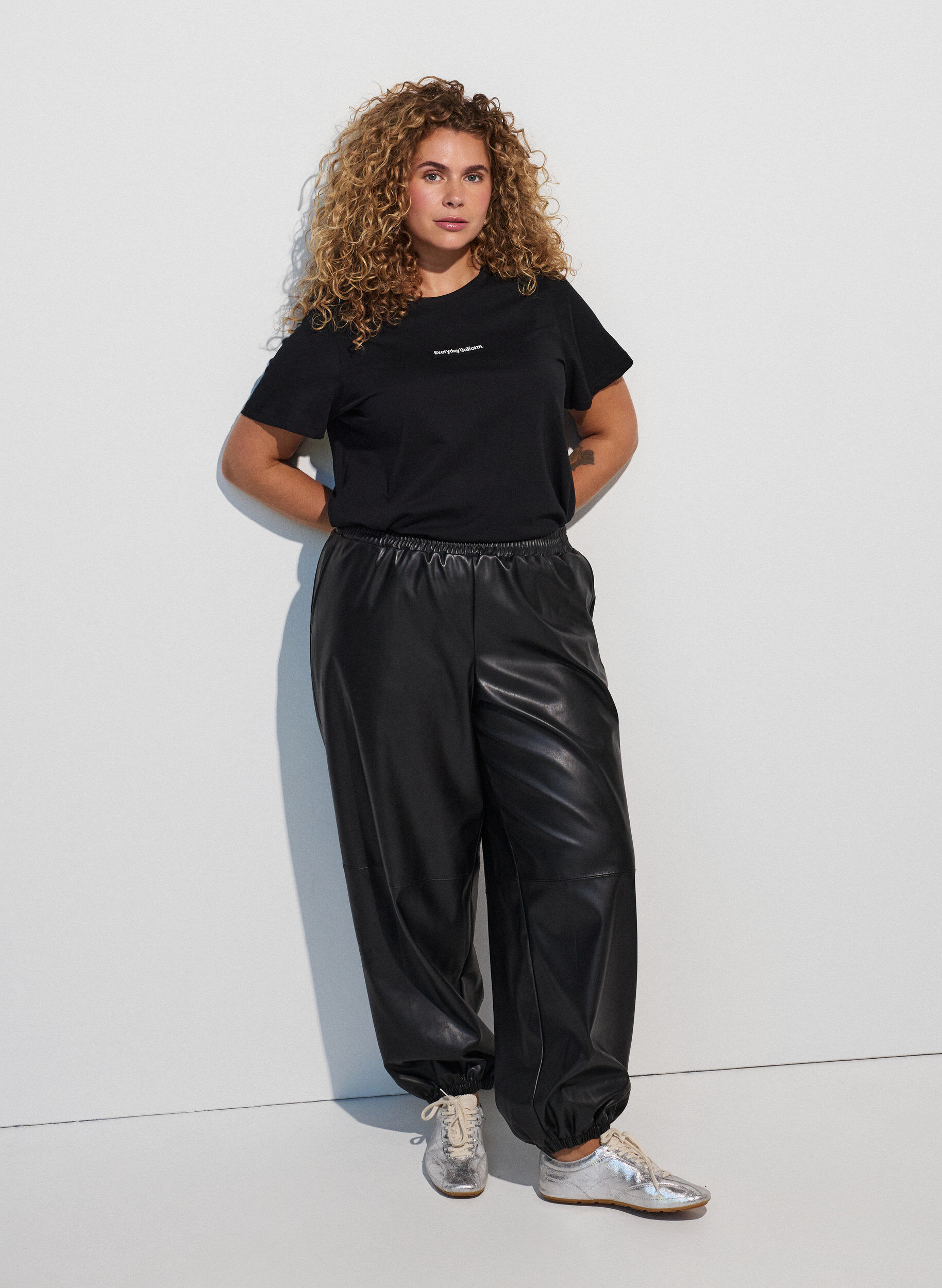 ZizziKatoenen T-shirt met tekstbadge, Zwart, Model image number 1