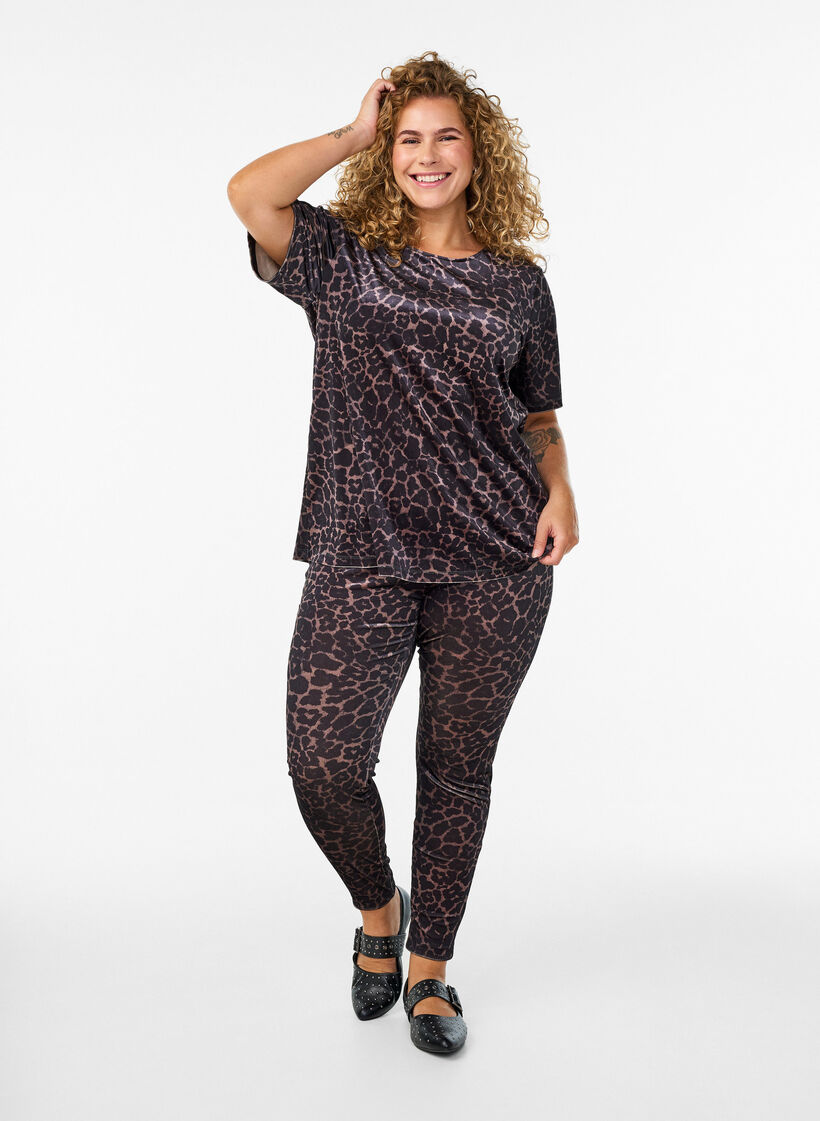 Velour leggings met luipaardpatroon, Bruin, Model