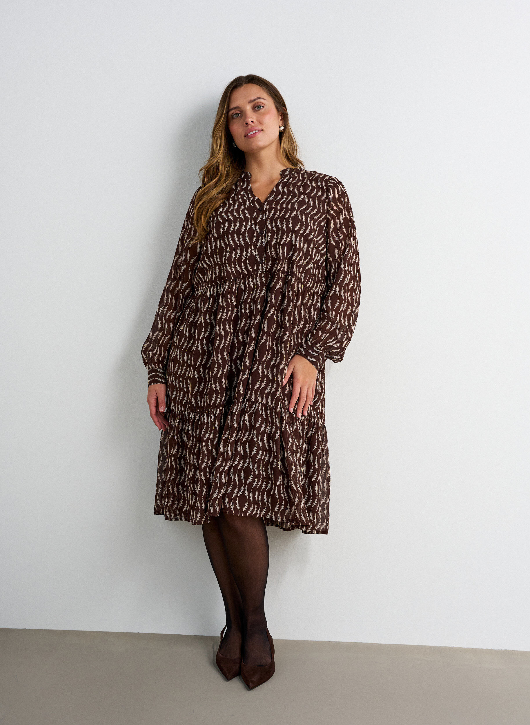 Jurk met all-overprint en een rucheslaag, Bruin, Model