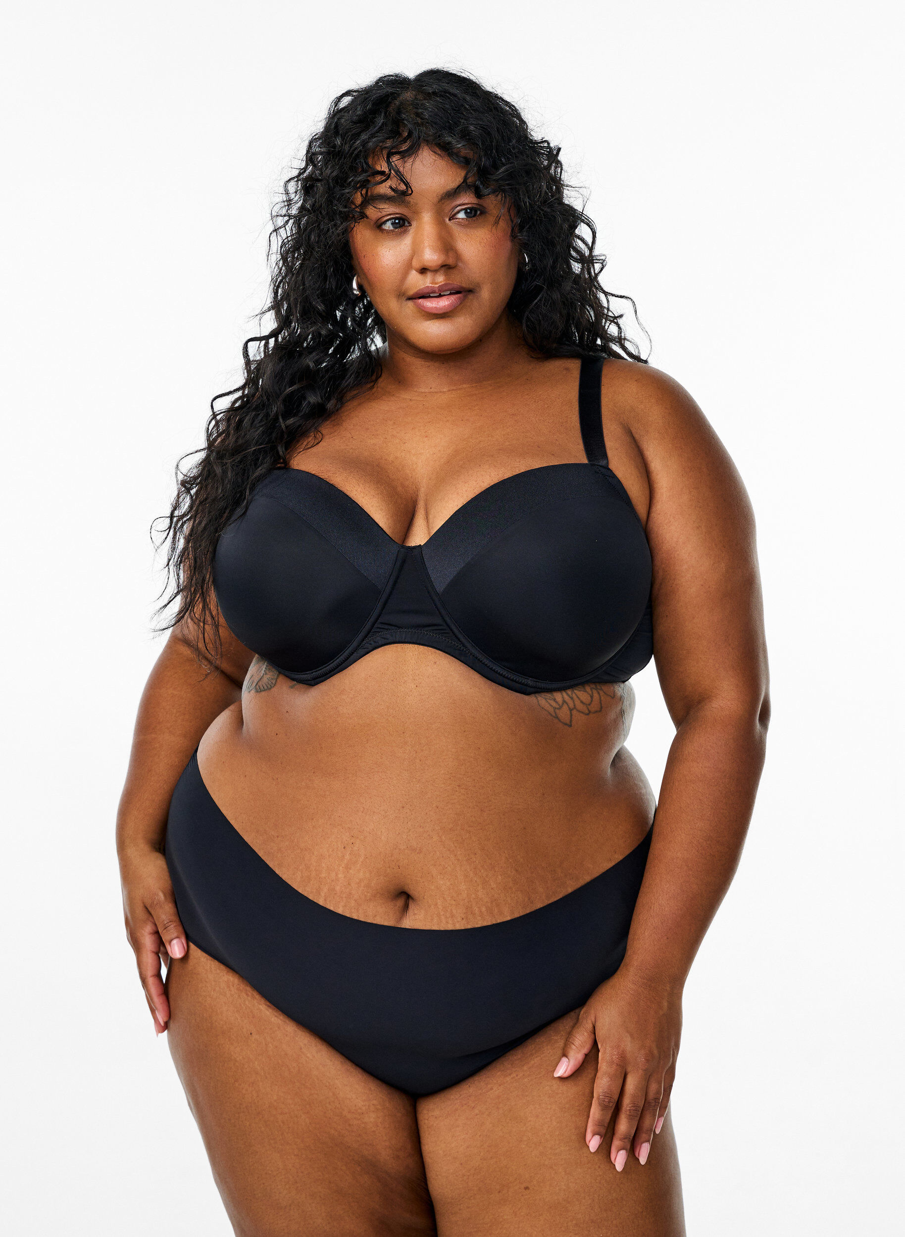 ZizziVoorgevormde bh in microvezel met satijndetail, Zwart, Model image number 1