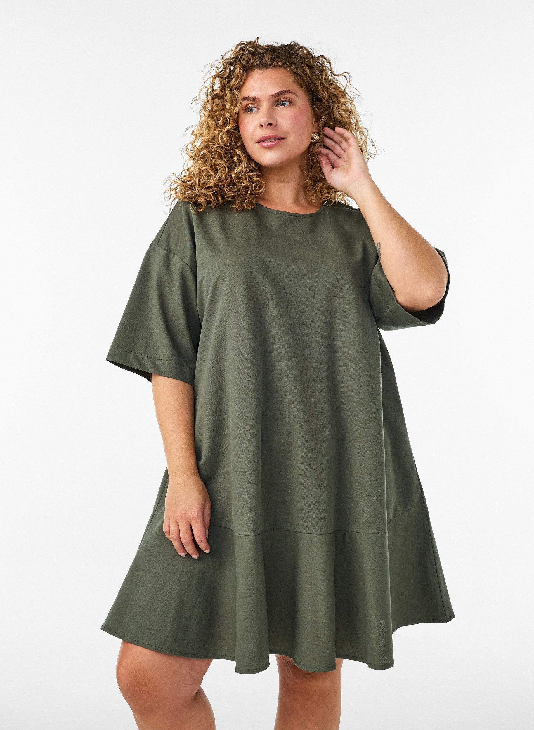 Korte jurk met losse pasvorm en volantzoom, Groen, Model