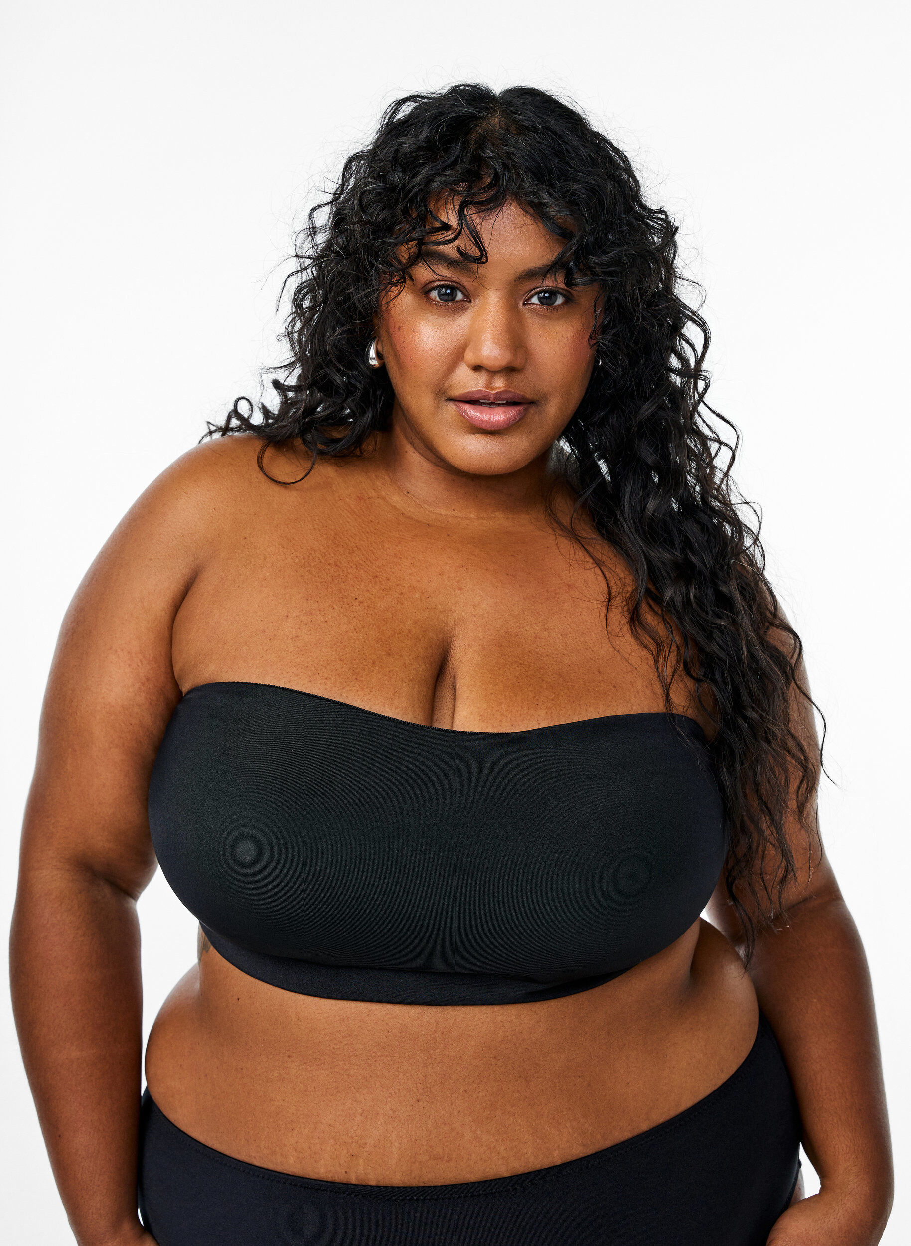 Effen bandeau bikini top, Zwart, Model