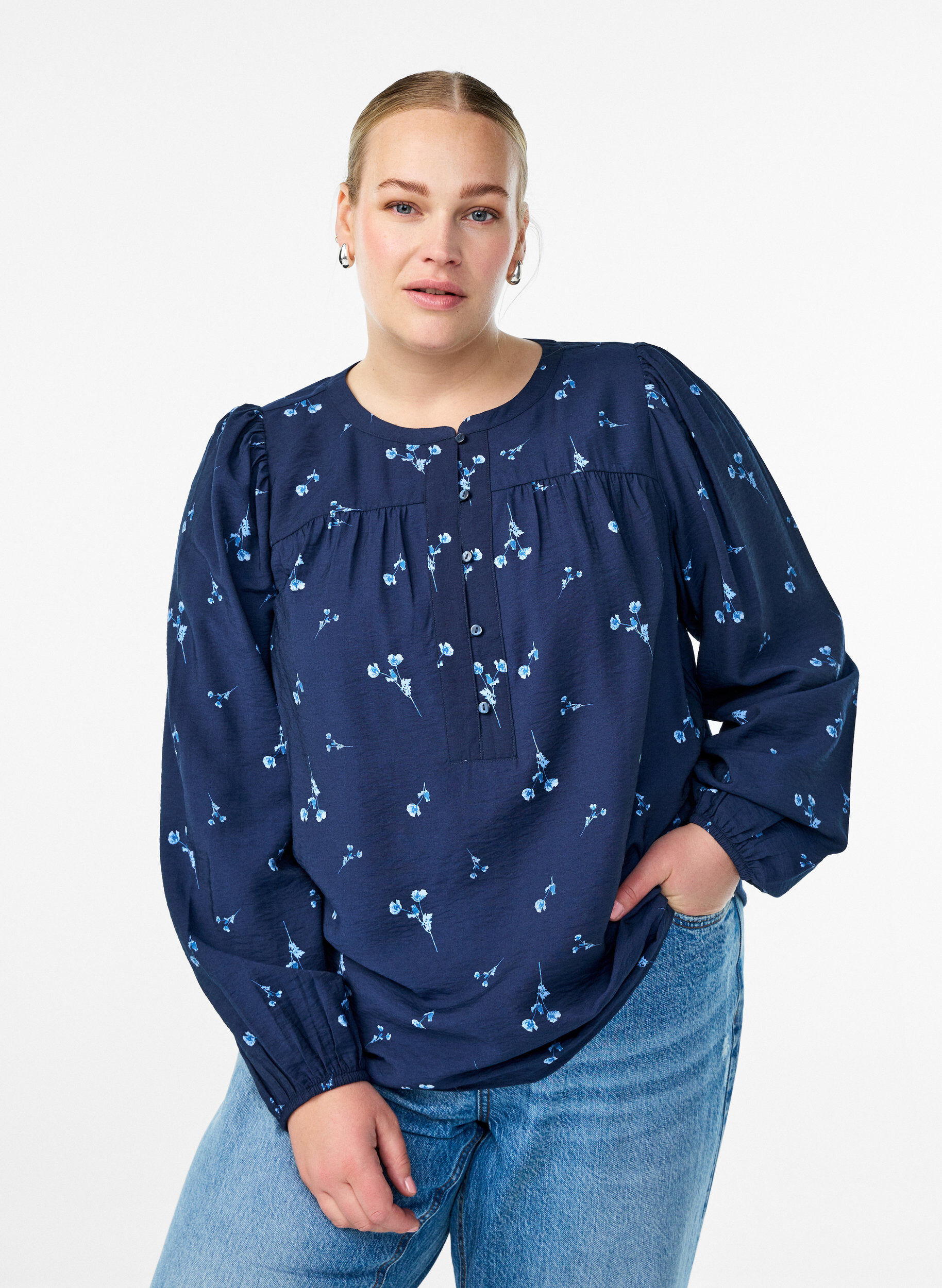 Blouse met knoopsluiting en kleine bloemen, Blauw, Model