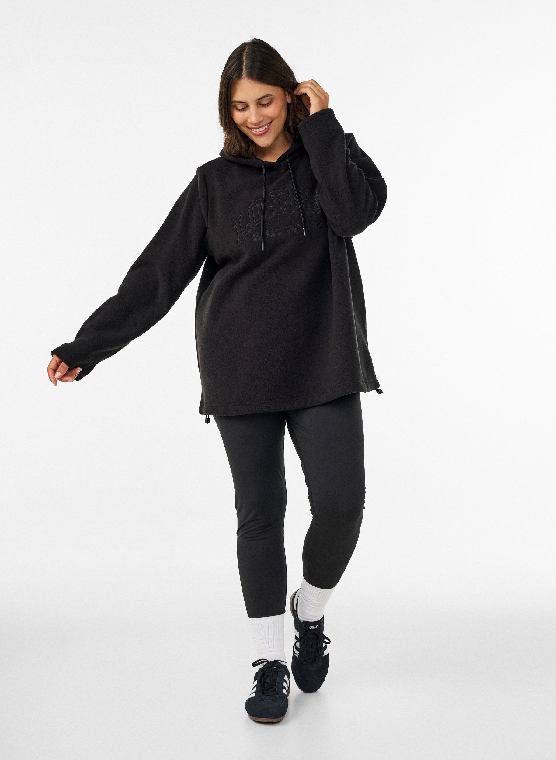 ZizziFleece hoodie met een hoge nek en geborduurde tekst, Zwart, Model image number 1