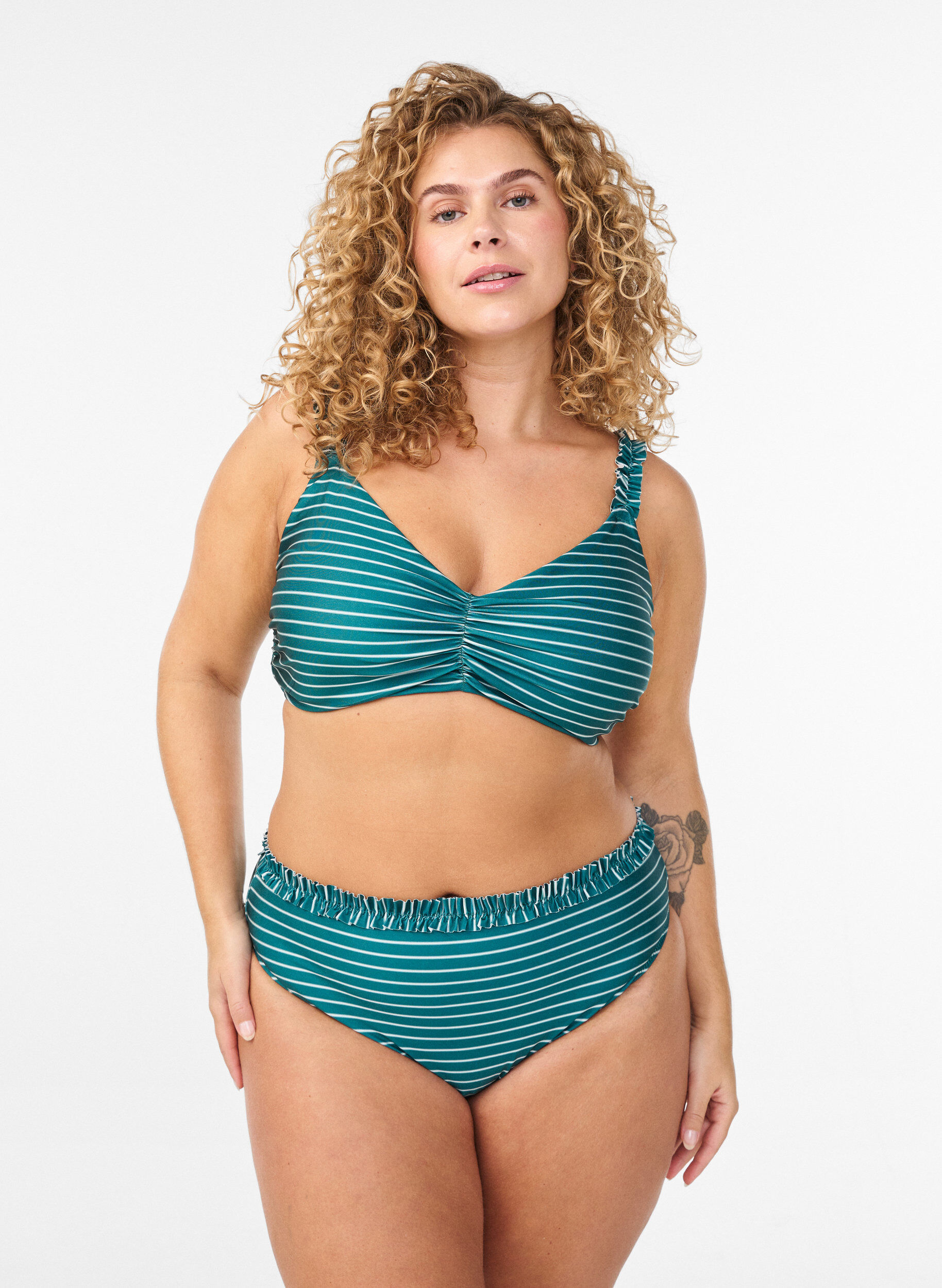 Gestreepte bikinitop met afneembare vulling, Groen, Model