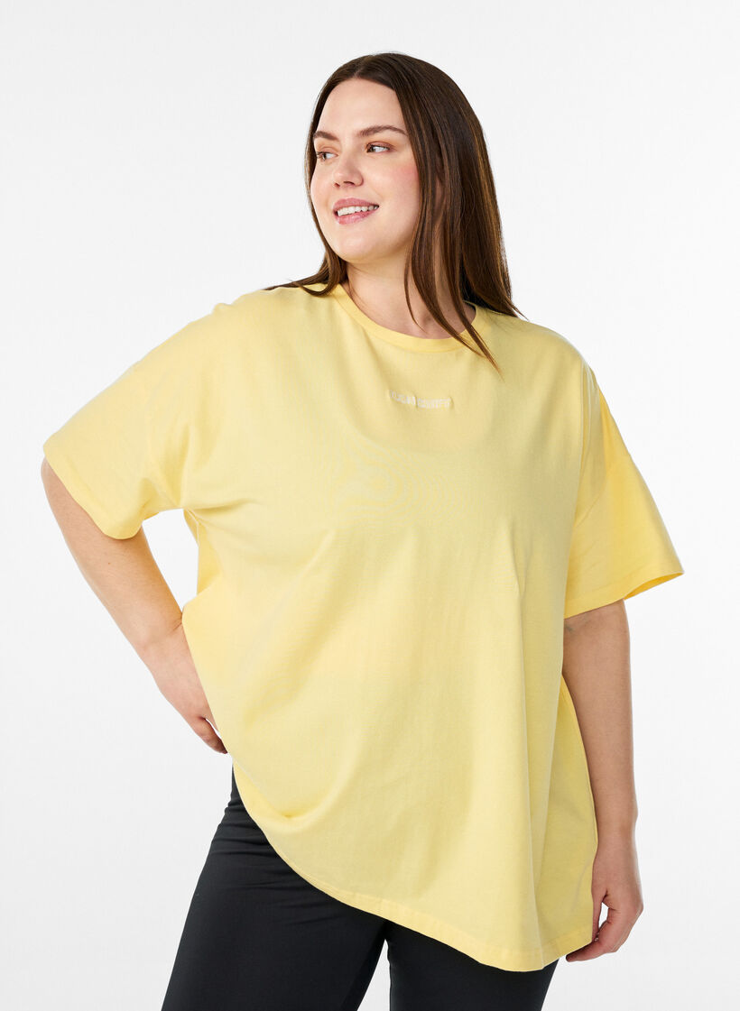 T-shirt van biologisch katoen met klein frontmotief, Geel, Model