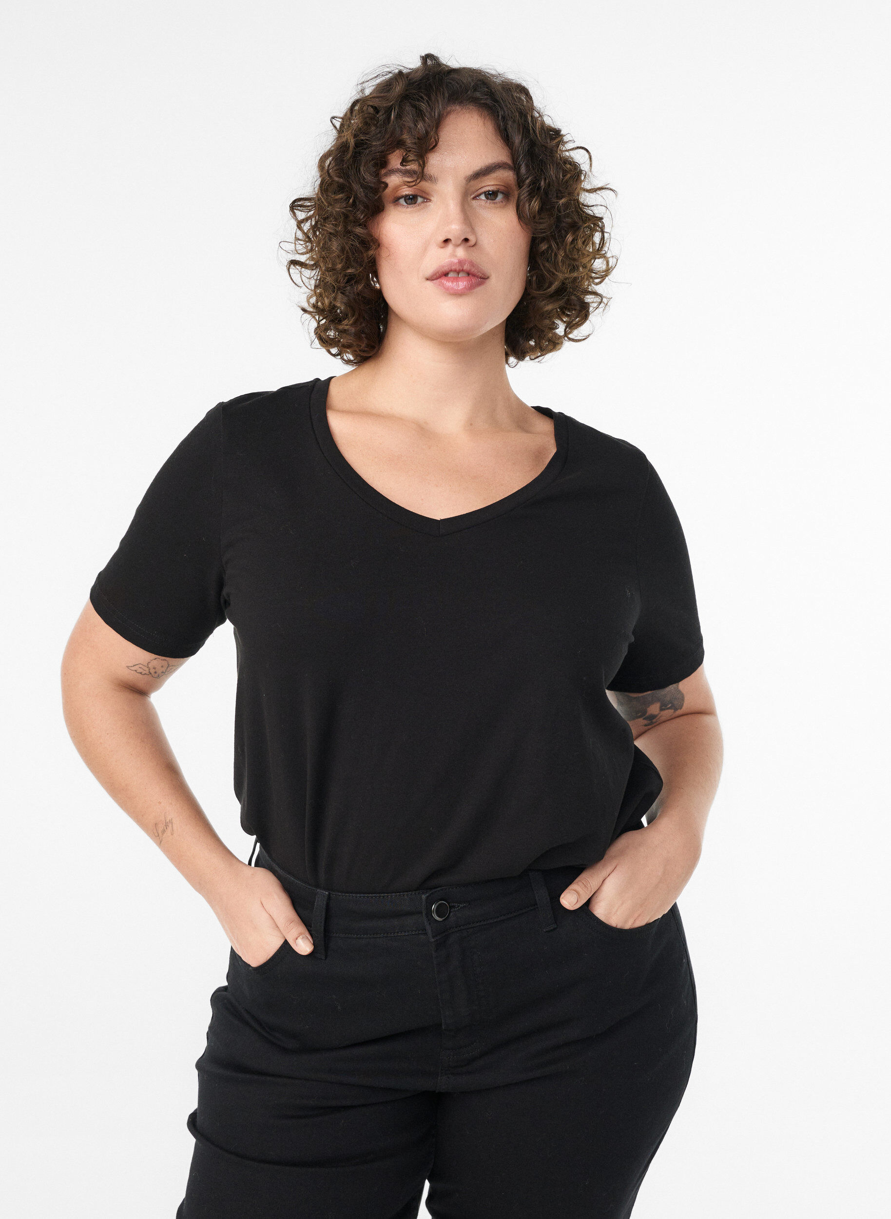 Basic t-shirt in effen kleur met katoen, Zwart, Model