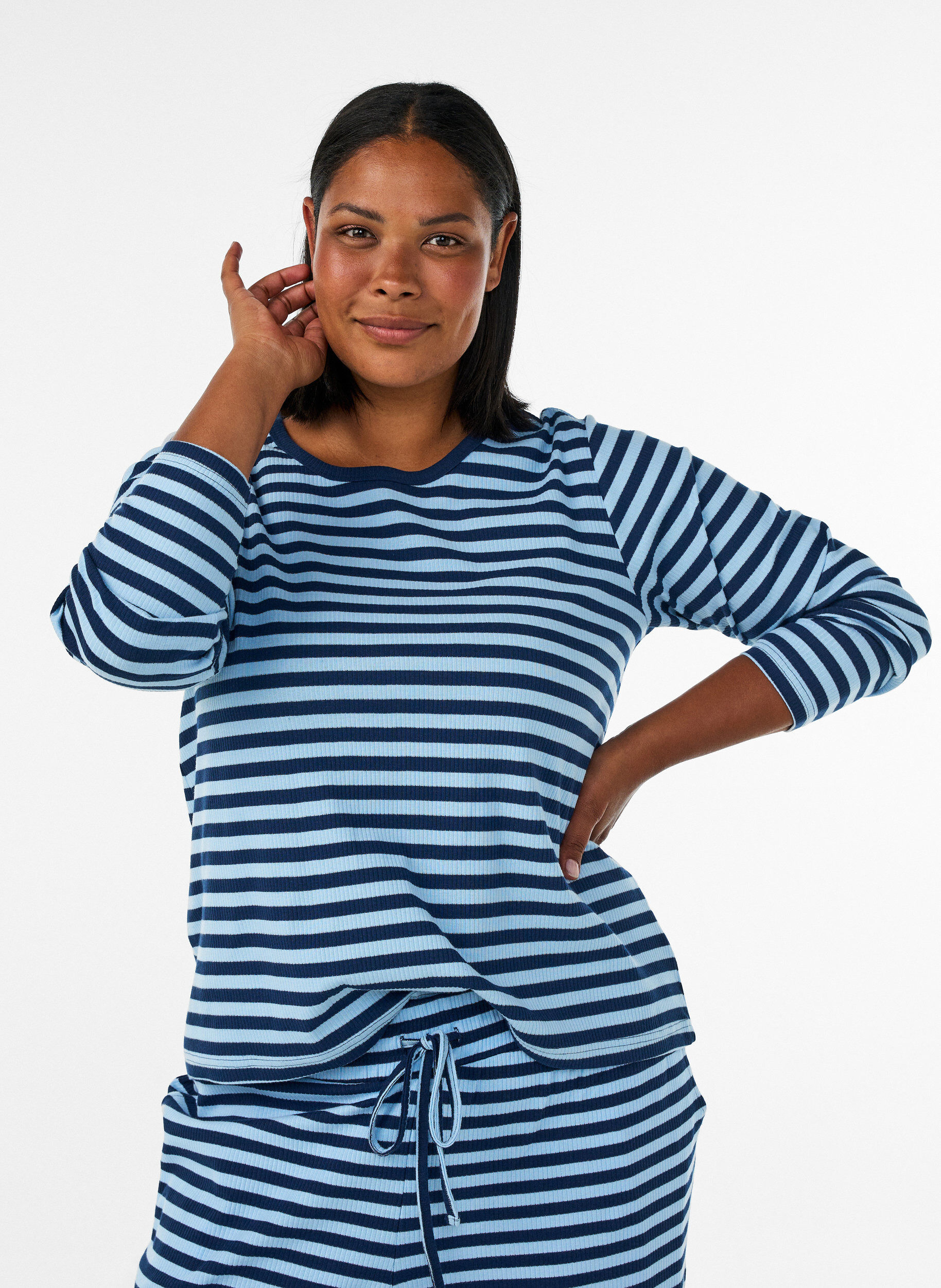 Nachtbovenstuk met lange mouwen in geribde jersey met strepen, Blauw, Model