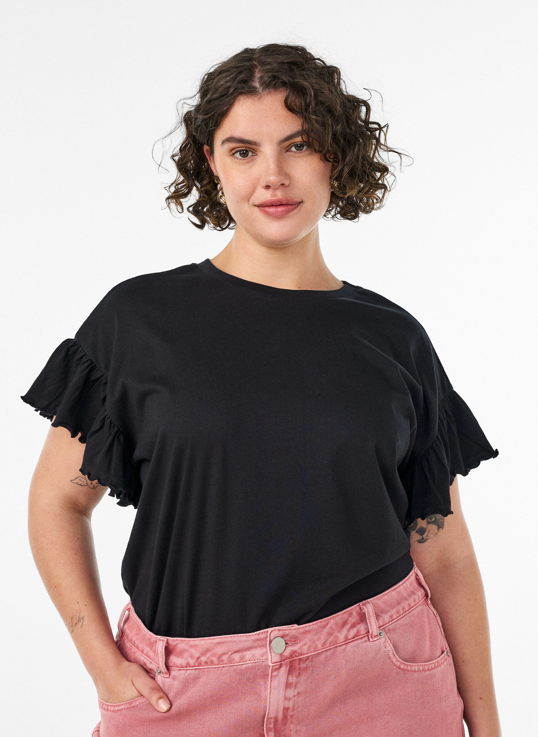 T-shirt van biologisch katoen met ruches mouwen, Zwart, Model