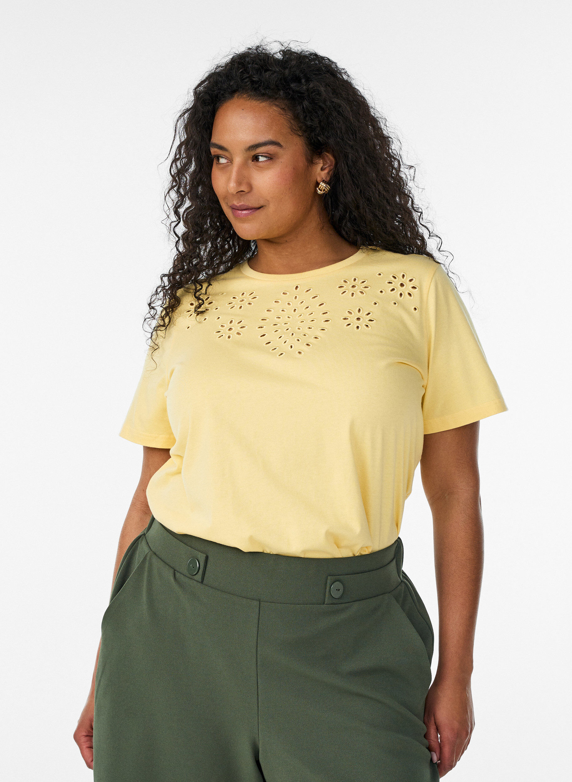 T-shirt van biologisch katoen met open broderie, Geel, Model