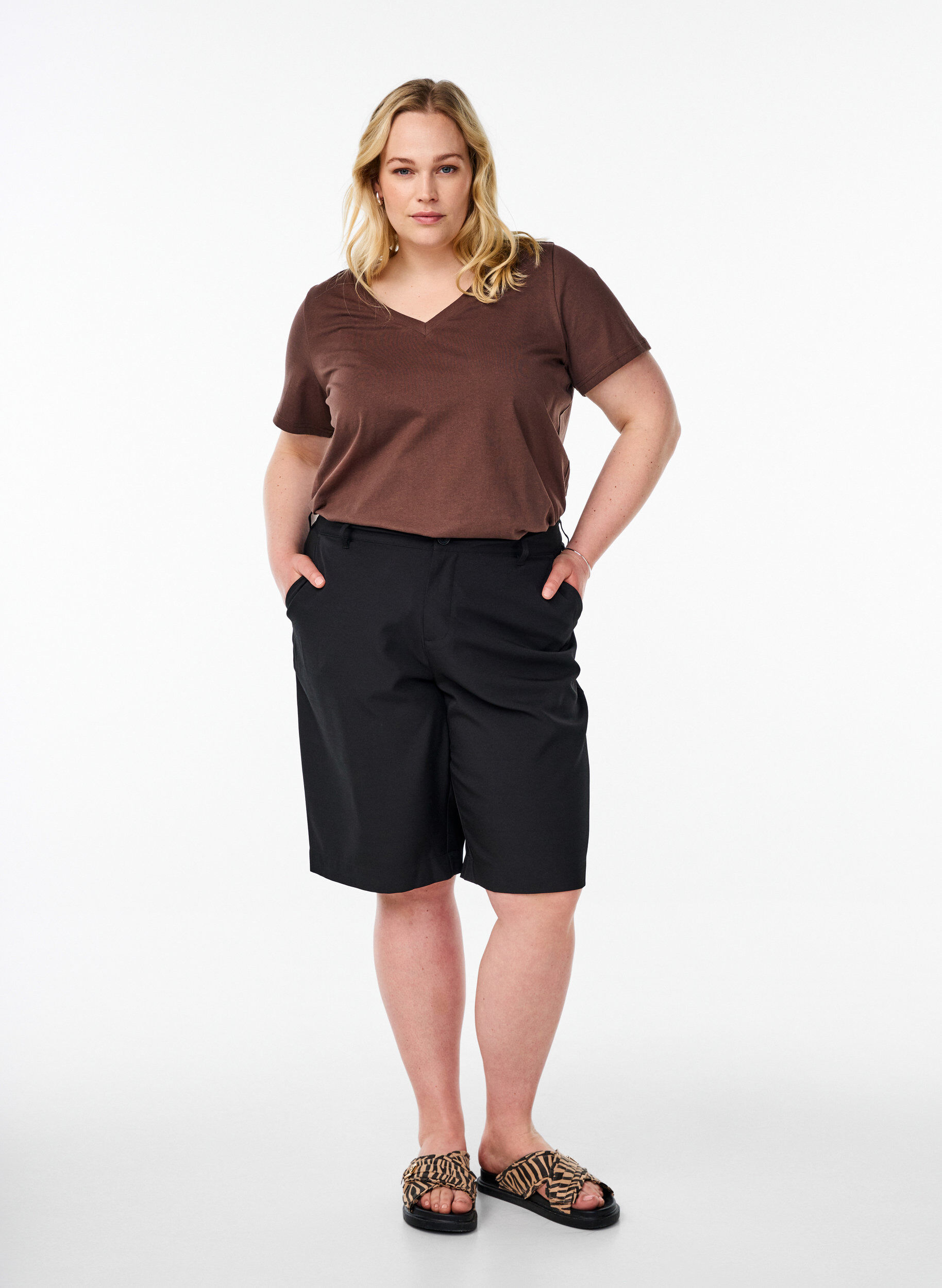 ZizziBasis T-shirt van katoen met een V-hals, Bruin, Model image number 1