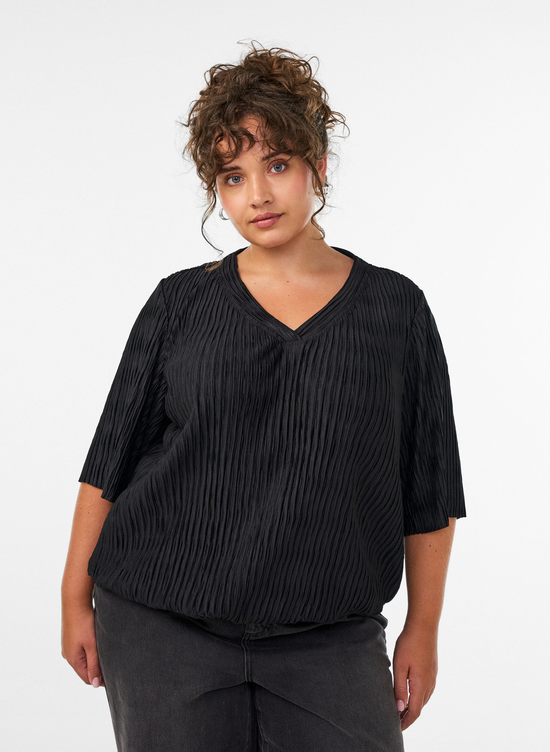 Blouse met golvende structuur en ballonvorm, Zwart, Model