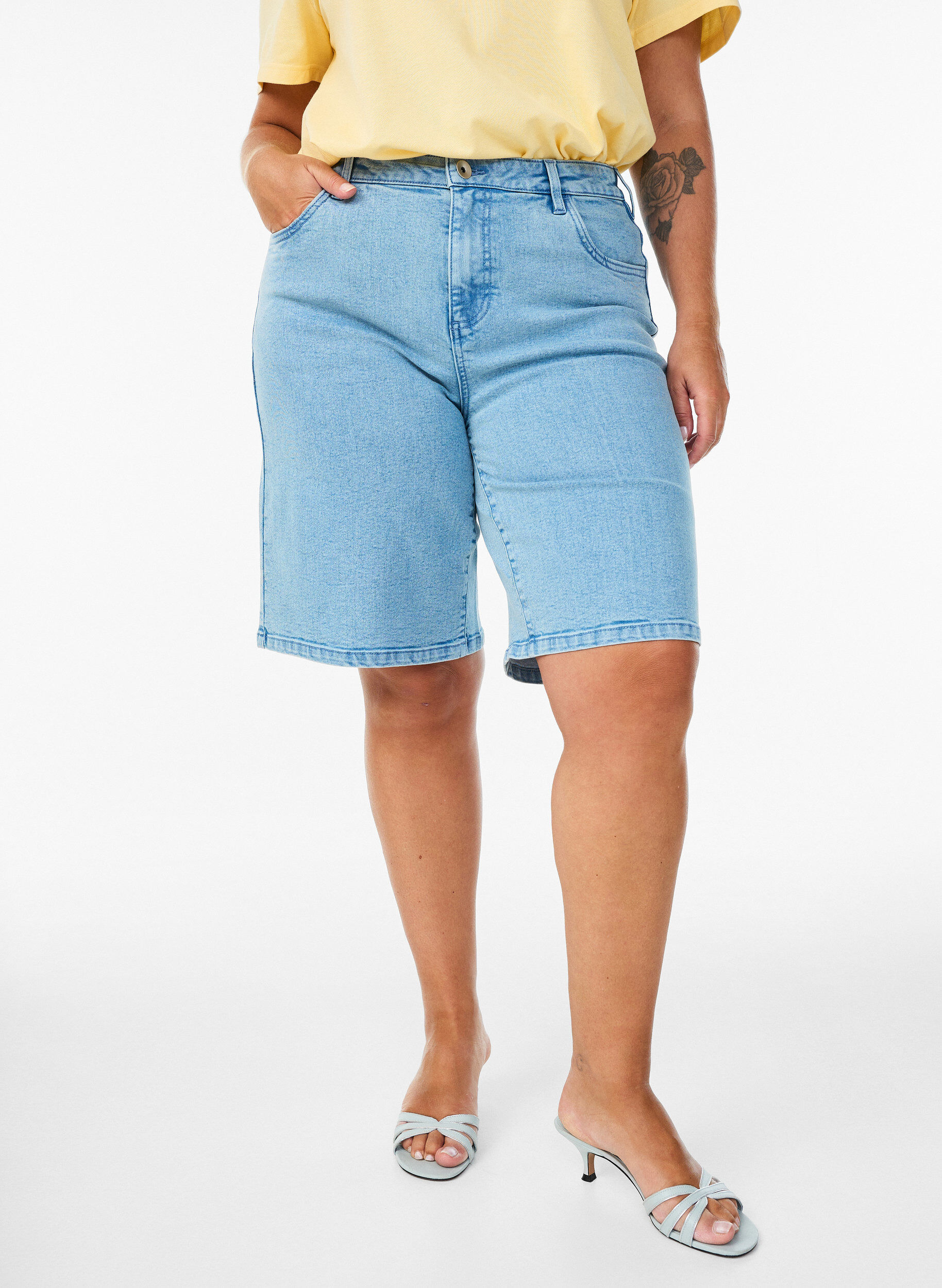 Zizzi Short en jean ample &agrave; taille haute, Bleu Clair, Model image number 3