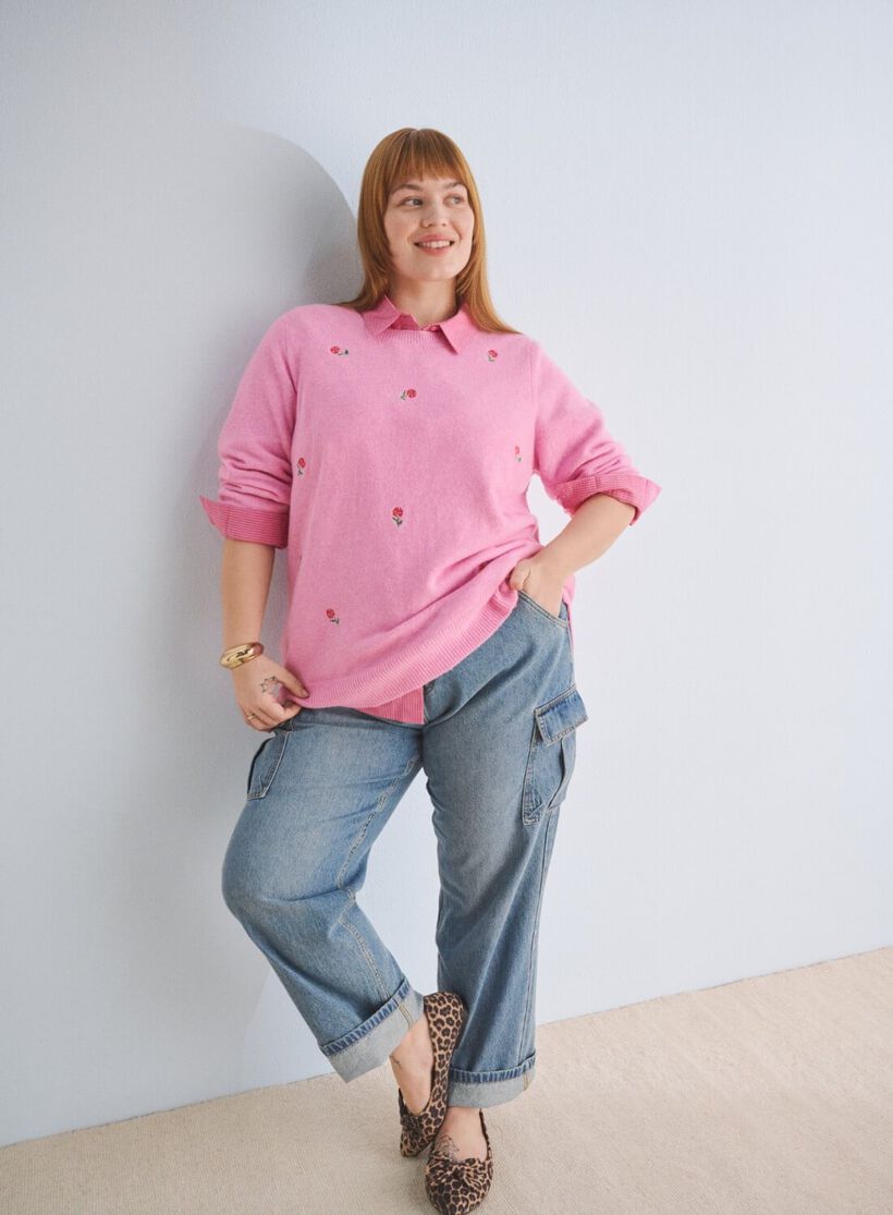 Roze outfit met details, , Model