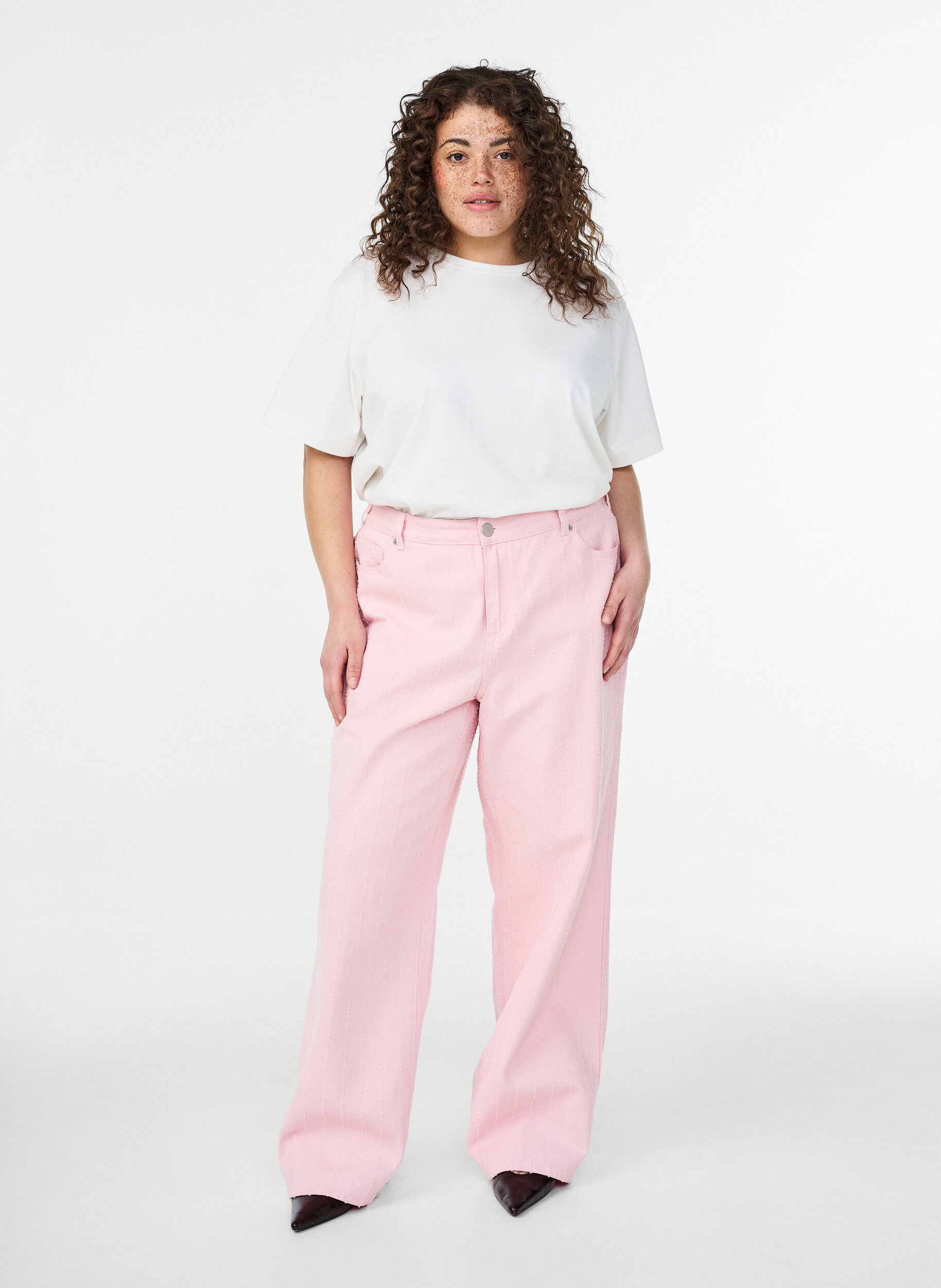 Myra jeans in gekleurd denim met wide fit en een gestructureerd patroon, Rood, Model